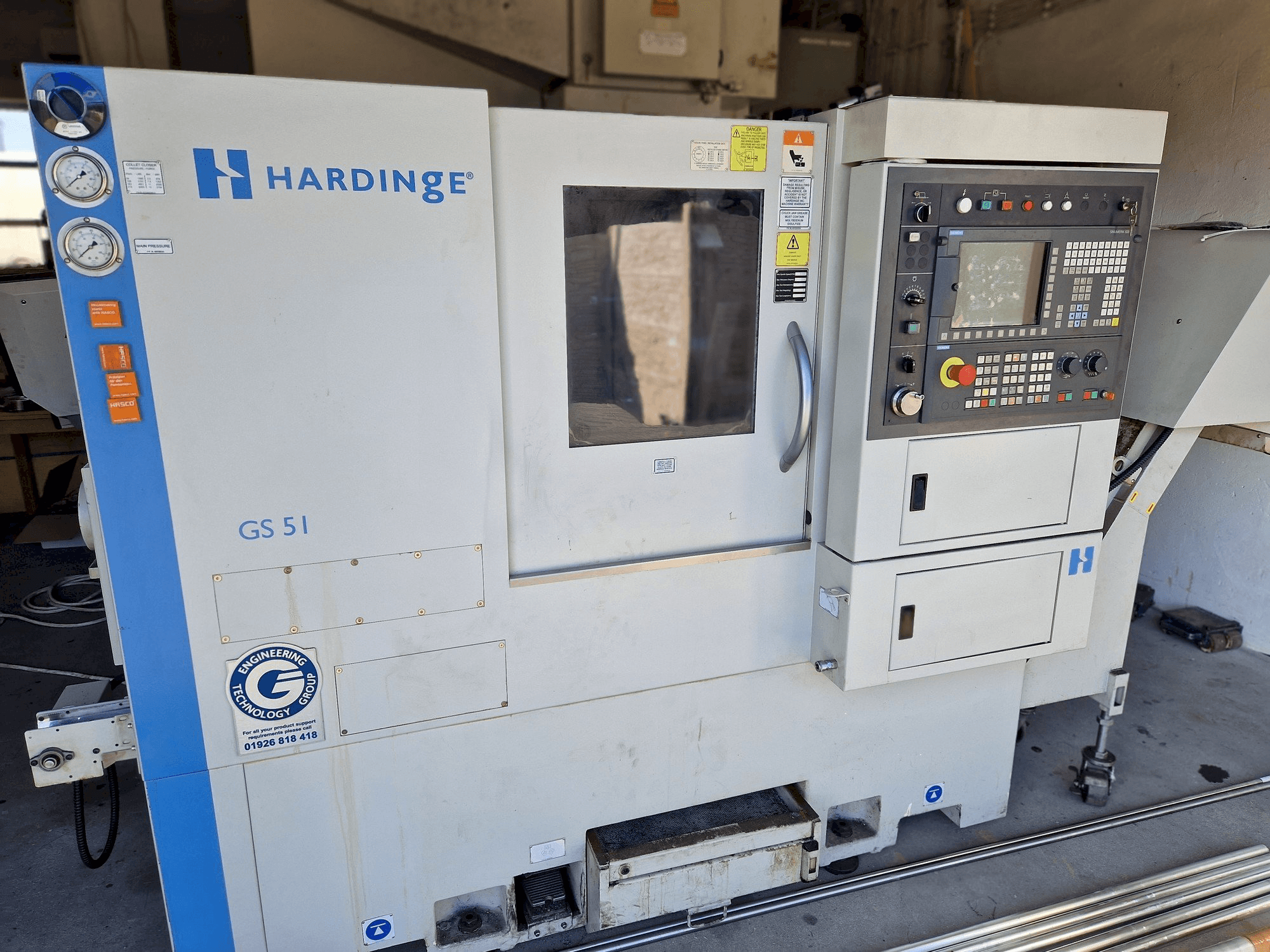 Vista frontal de la máquina HARDINGE GS 51 V3