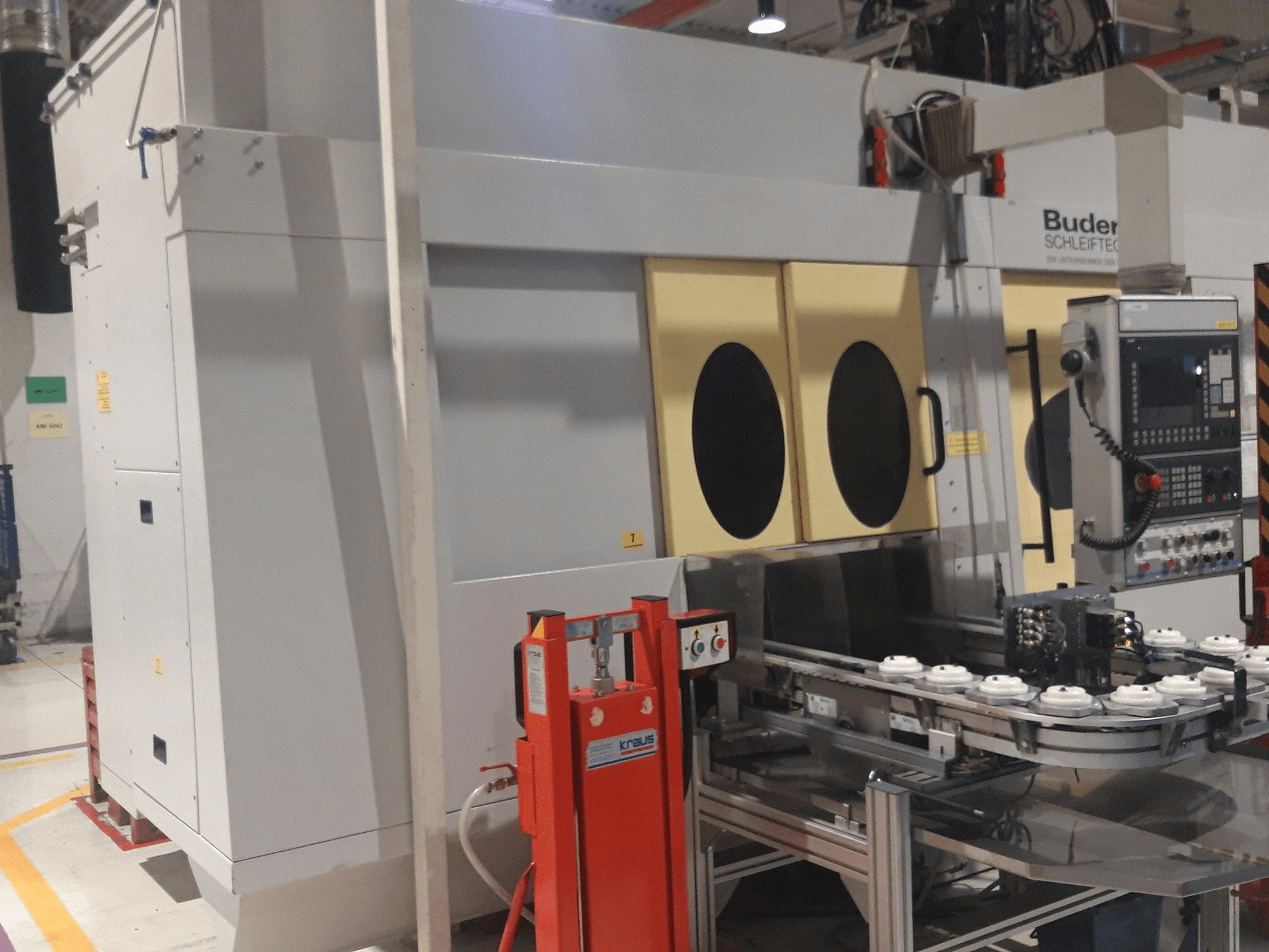 Vista frontal de la máquina Budeurus CNC 245 + Automation