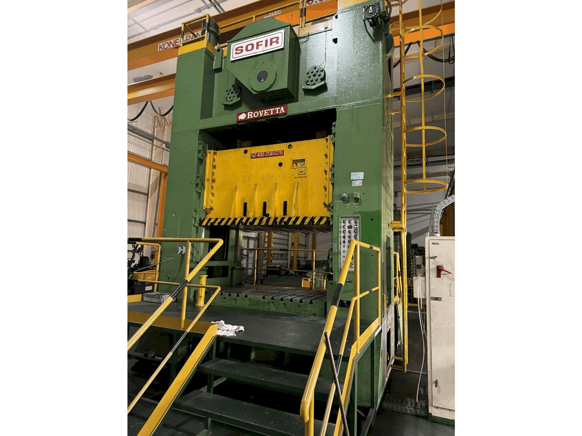 Vista frontal de la máquina ROVETTA 400t