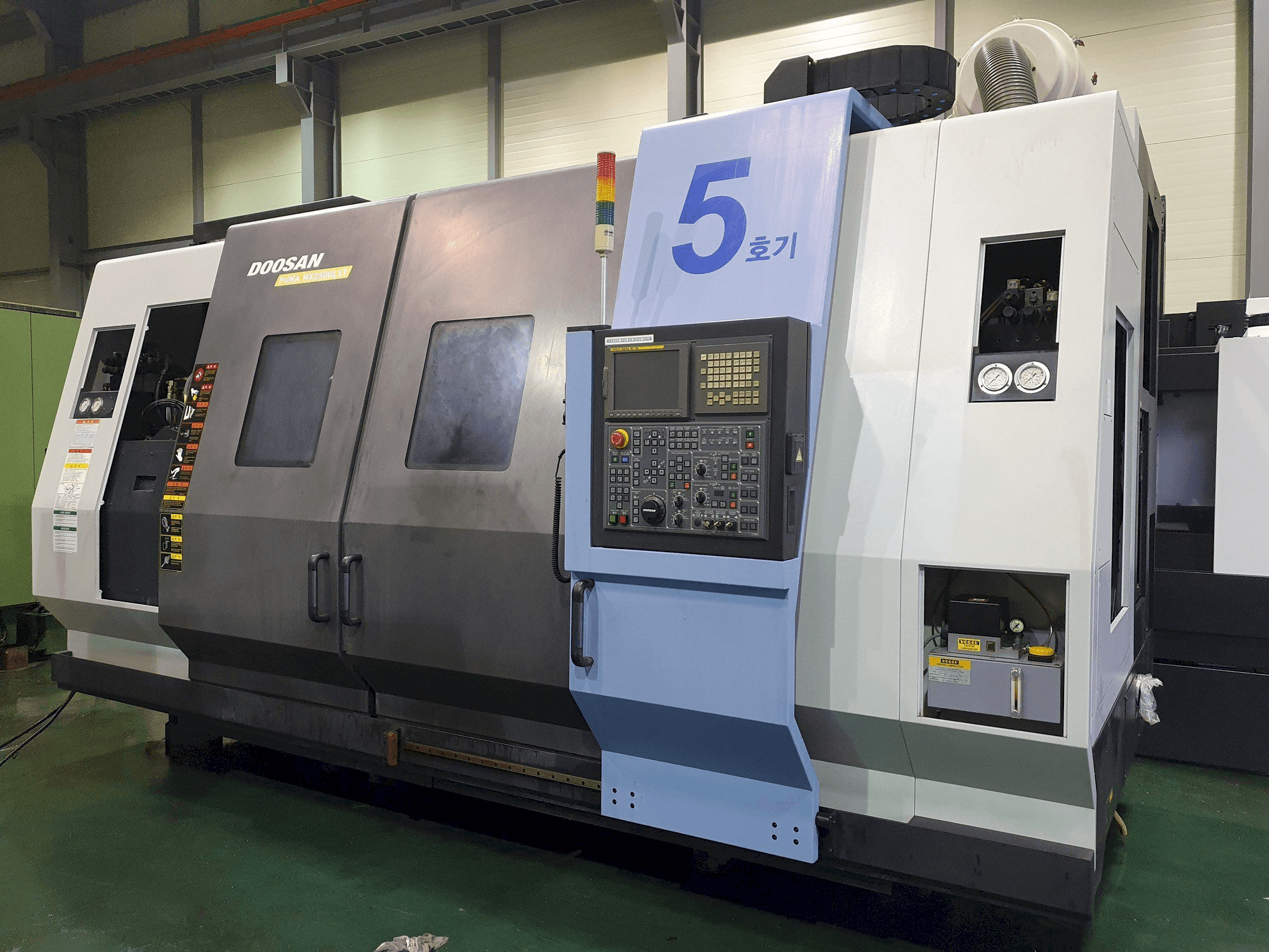 Vista frontal de la máquina Doosan Puma MX2500LST
