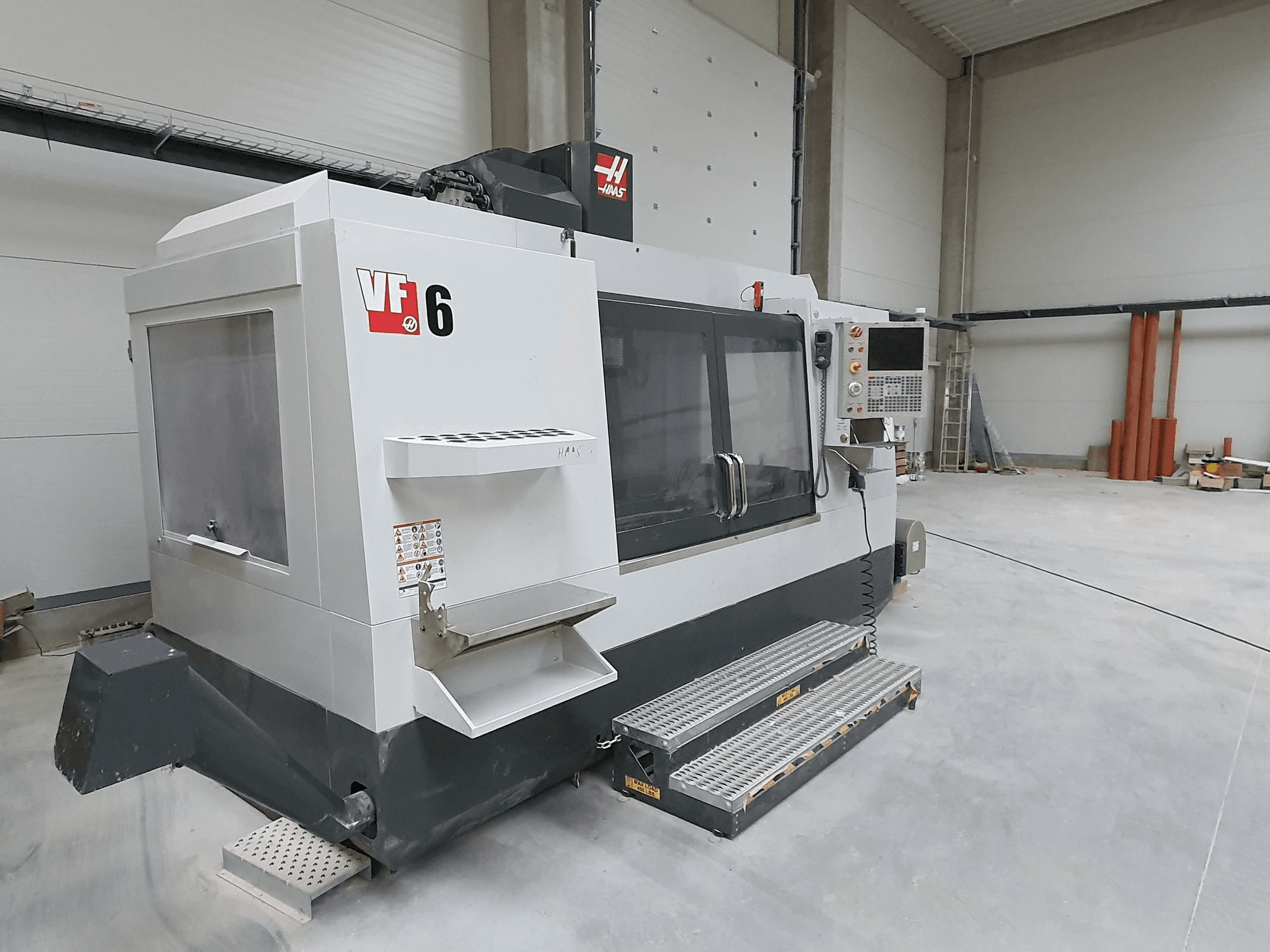 Vista frontal de la máquina HAAS VF-6/40