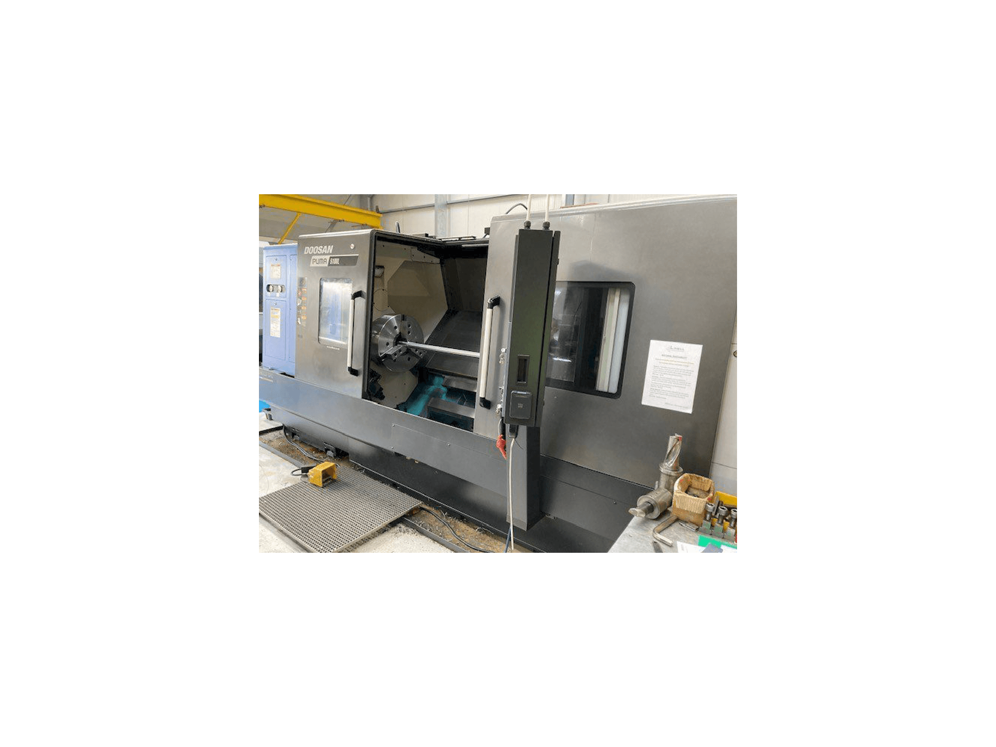 Vista frontal de la máquina Doosan Puma 5100LB