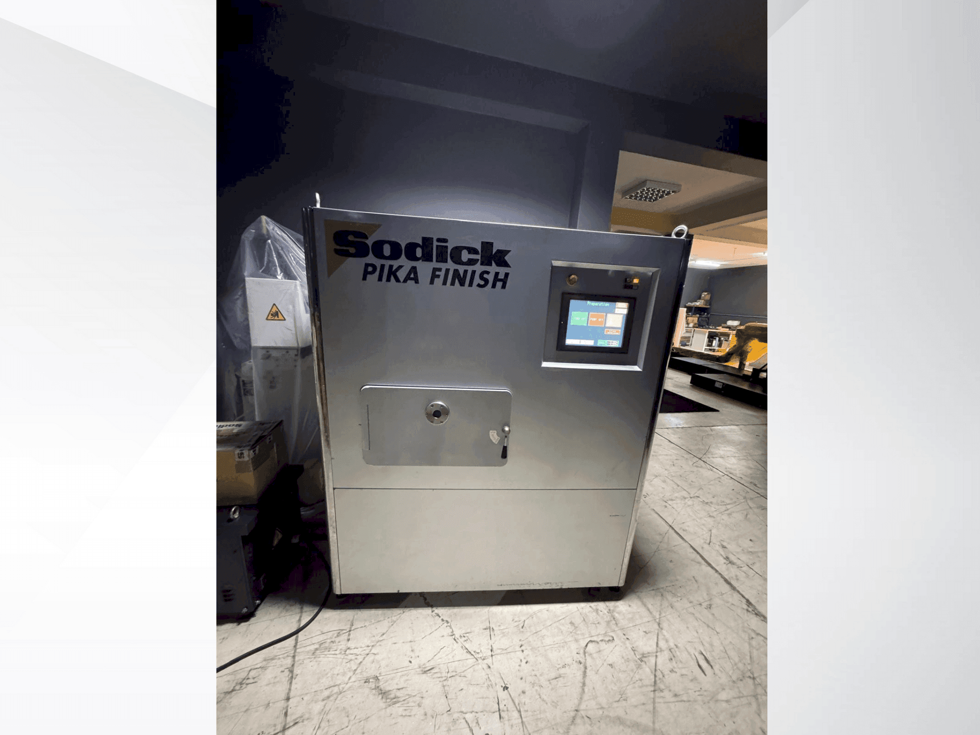 Vista frontal de la máquina Sodick Picka PF-32A