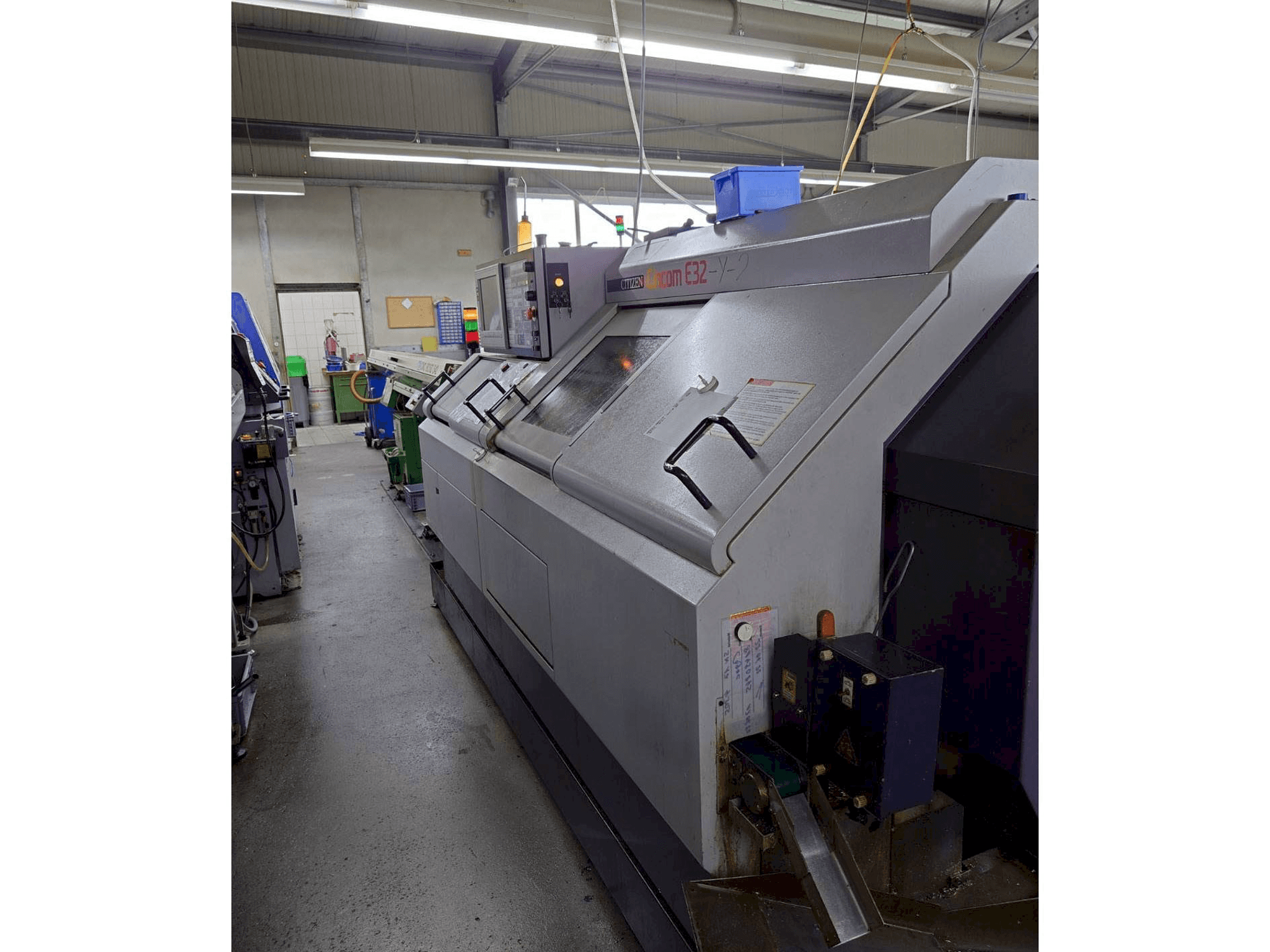 Vista lateral derecha de la máquina Citizen E32-Y-2