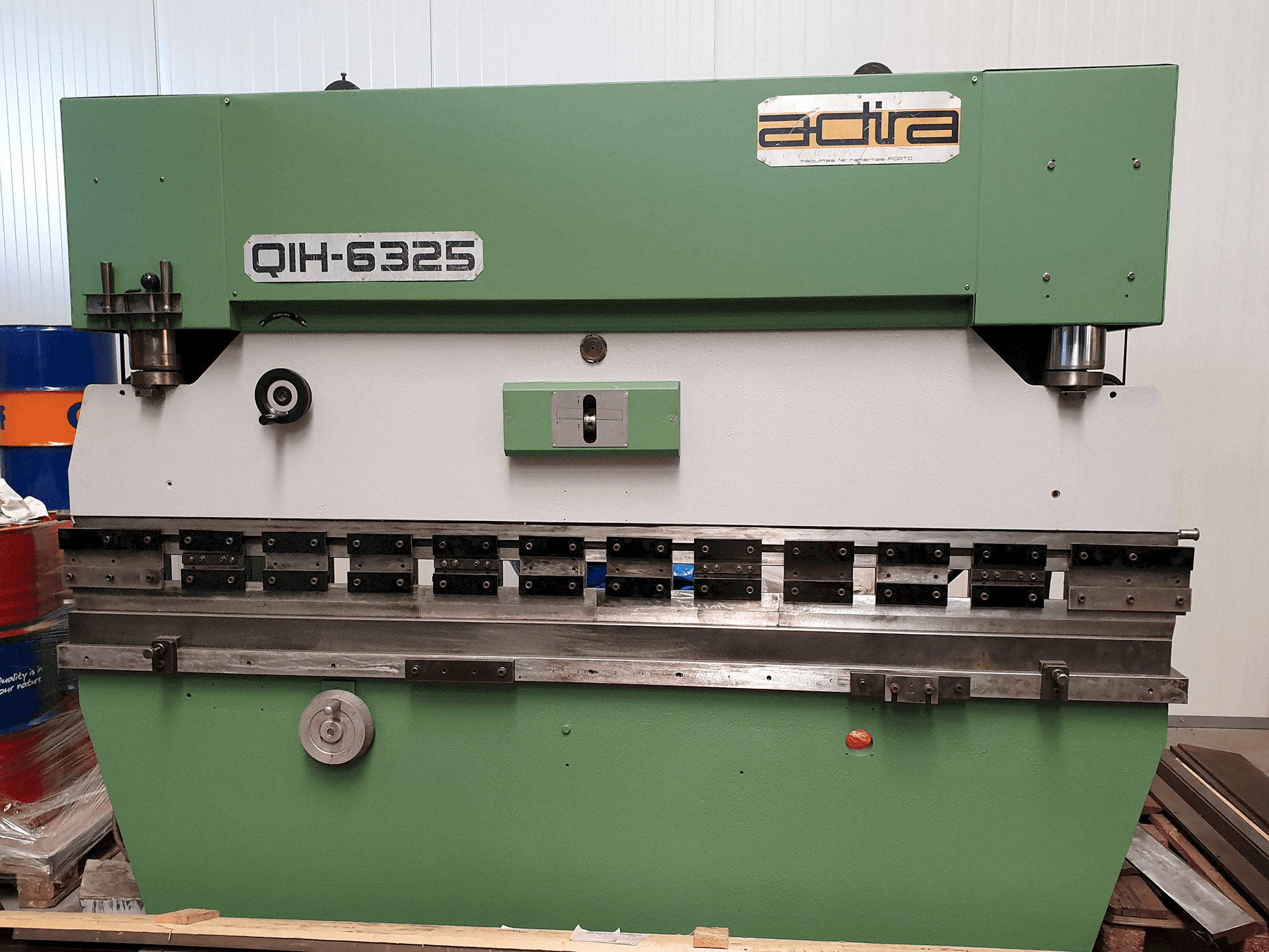 Vista frontal de la máquina ADIRA QIH 6325