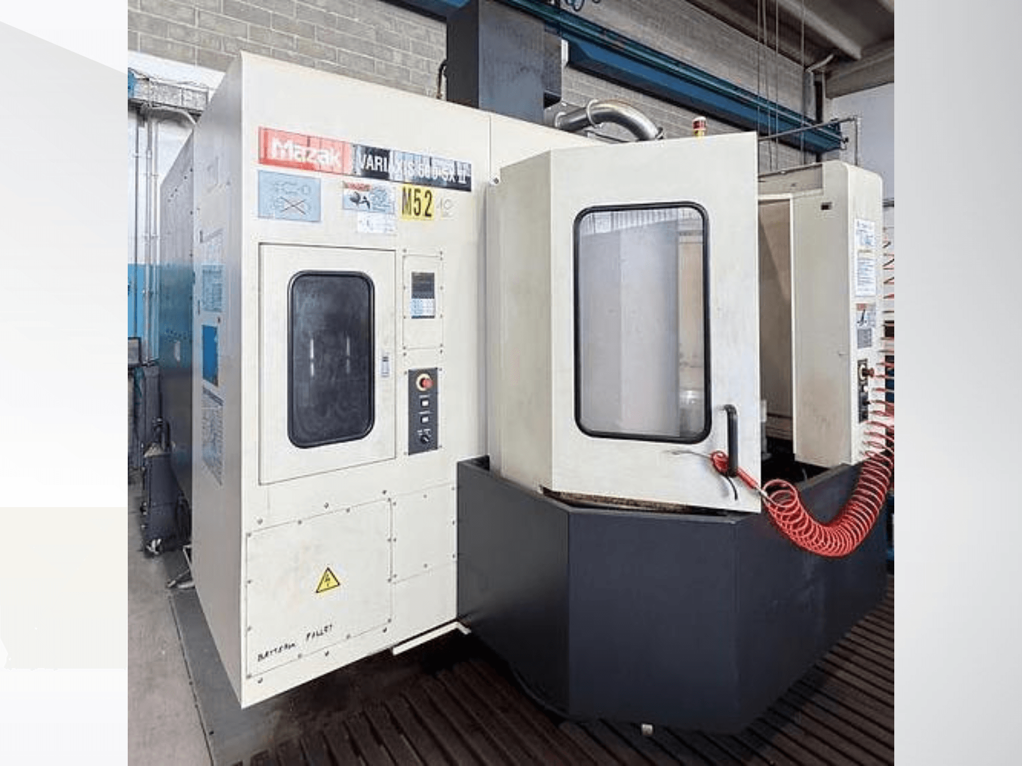Centro de mecanizado vertical Mazak VARIAXIS500-5XII, vista frontal; con panel de control y ventana de visualización.