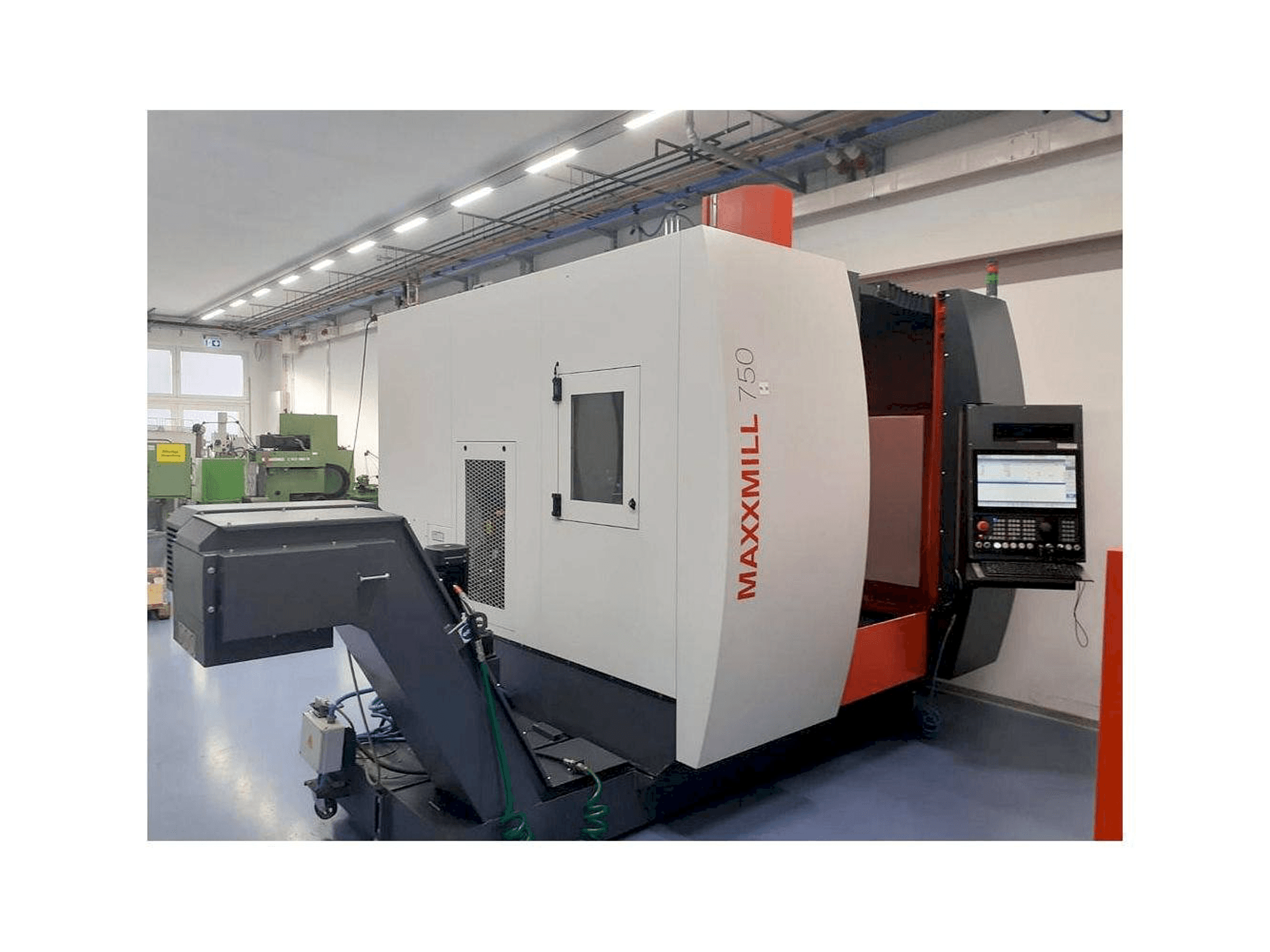 Vista frontal de la máquina EMCO Maxxmill 750