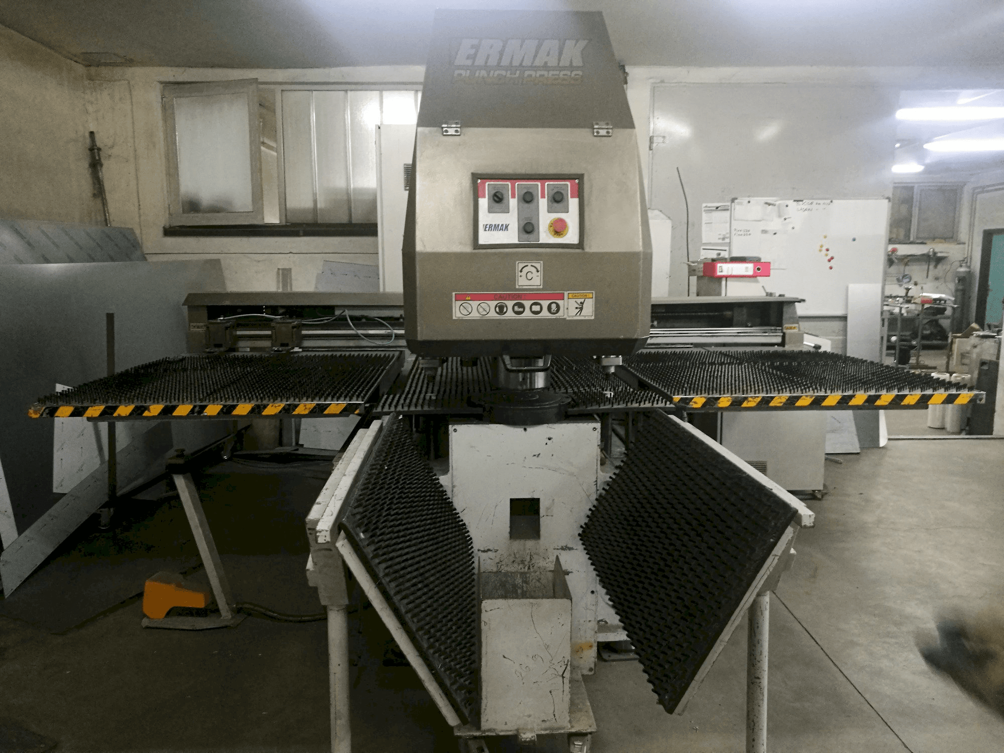 Vista frontal de la máquina ERMAKSAN RPP 127-30