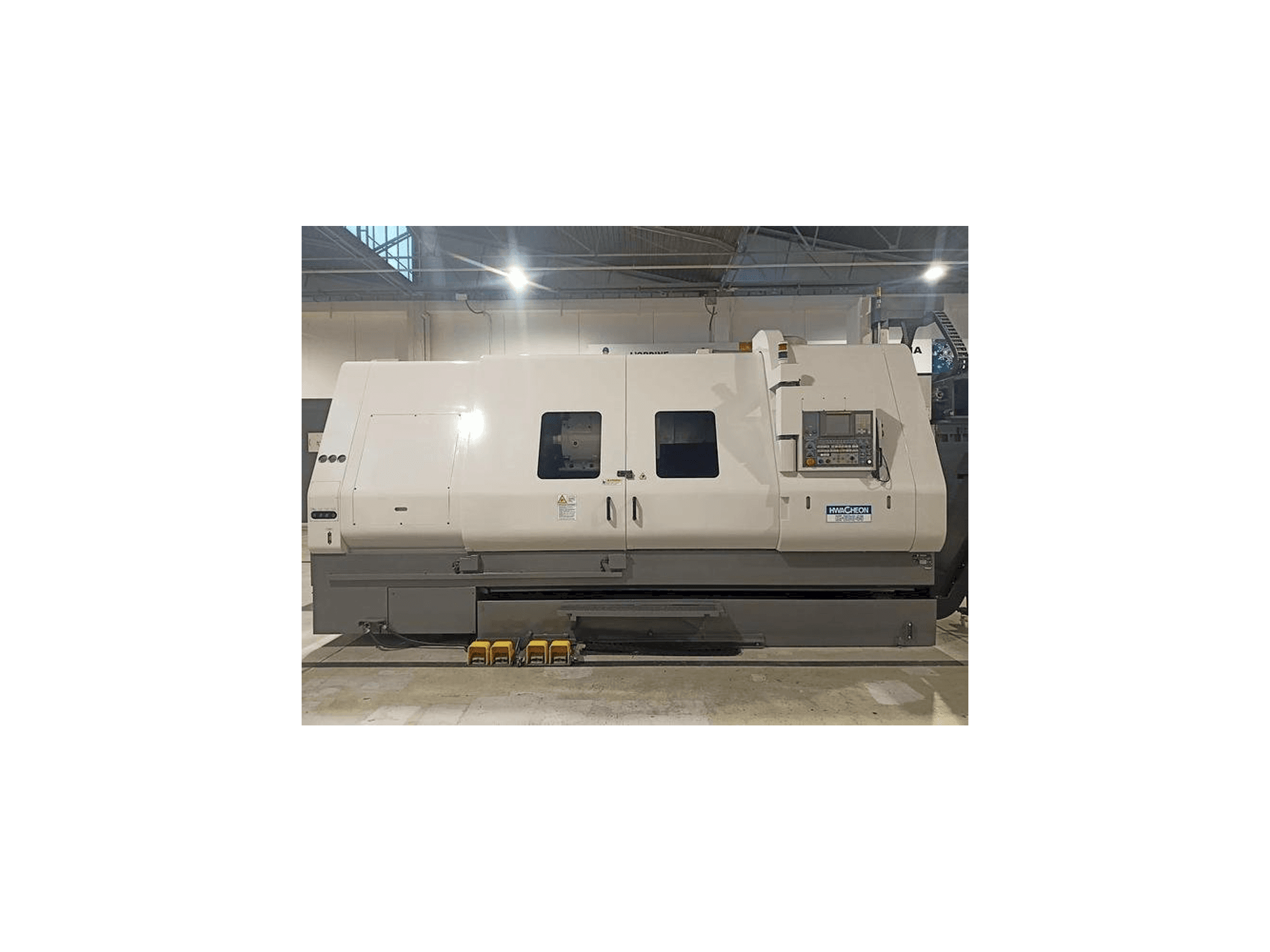 Vista frontal de la máquina HWACHEON HI-ECO 45