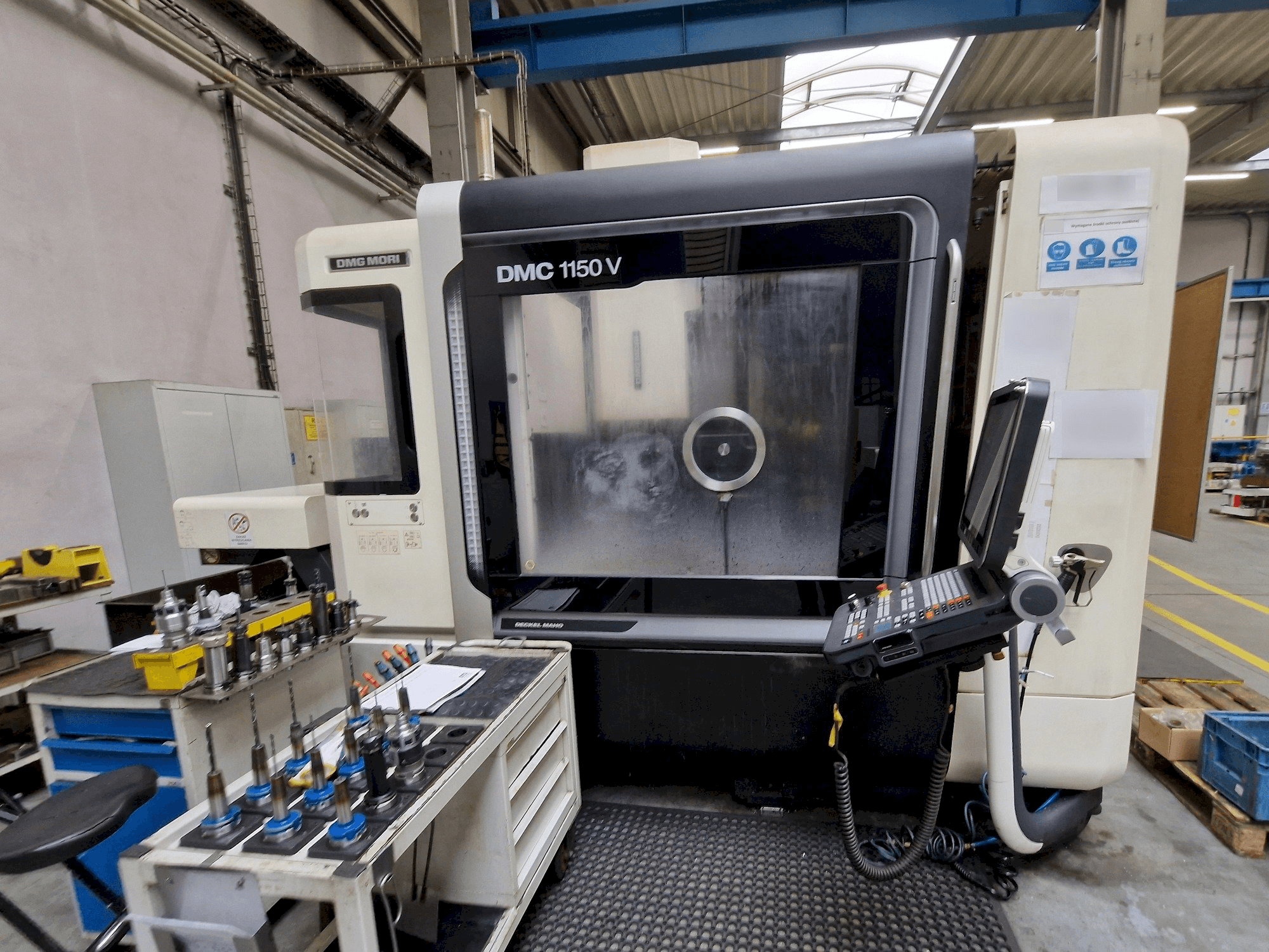 Vista frontal de la máquina DMG MORI DMC 1150 V