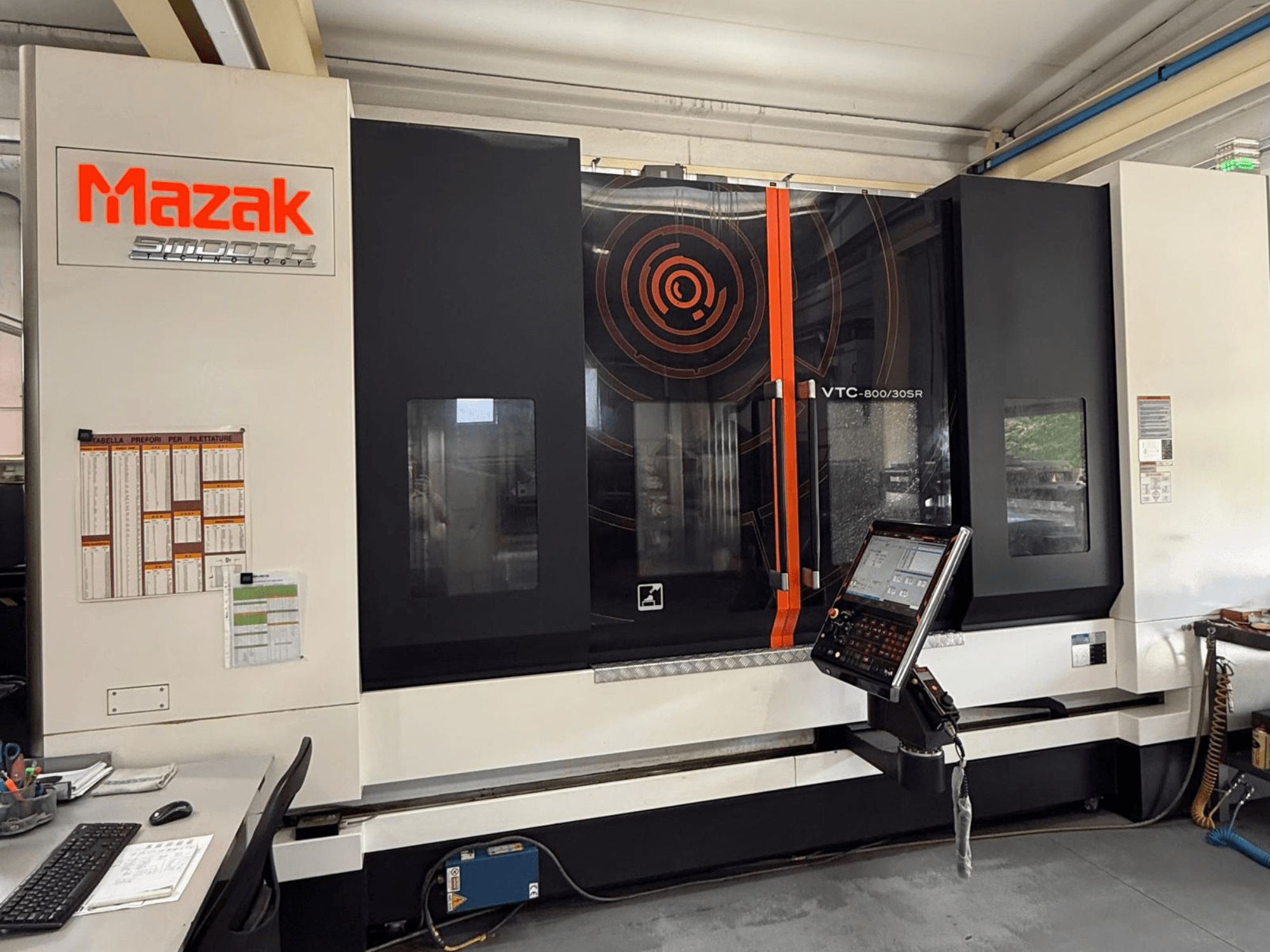Centro de mecanizado vertical Mazak VTC-800/30SR; vista frontal en la que se aprecian el panel de control, la pantalla y la zona de trabajo.