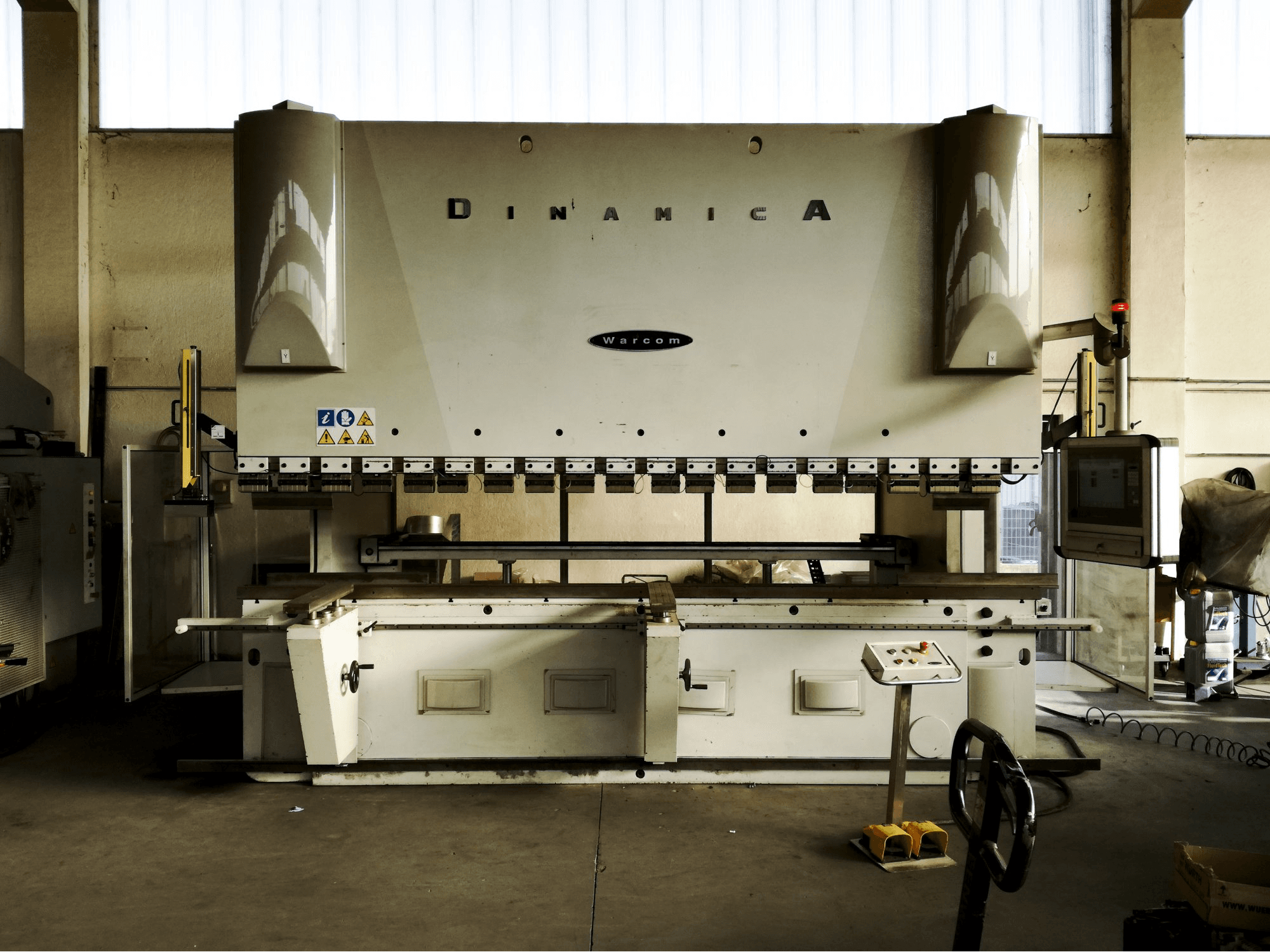 Vista frontal de la máquina Warcom DINAMICA 320·40