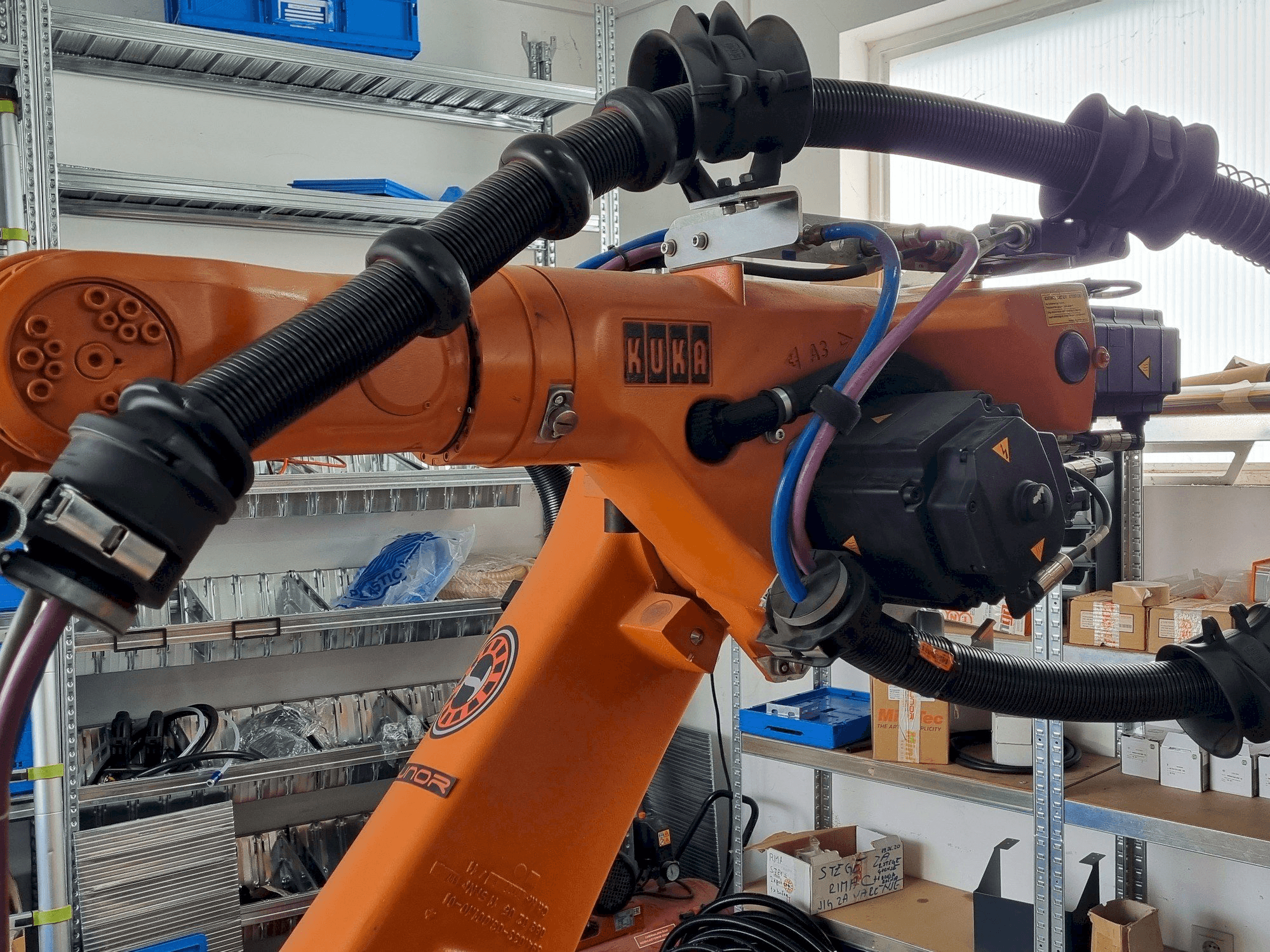 Vista frontal de la máquina KUKA KR60 HA - KRC2ed05