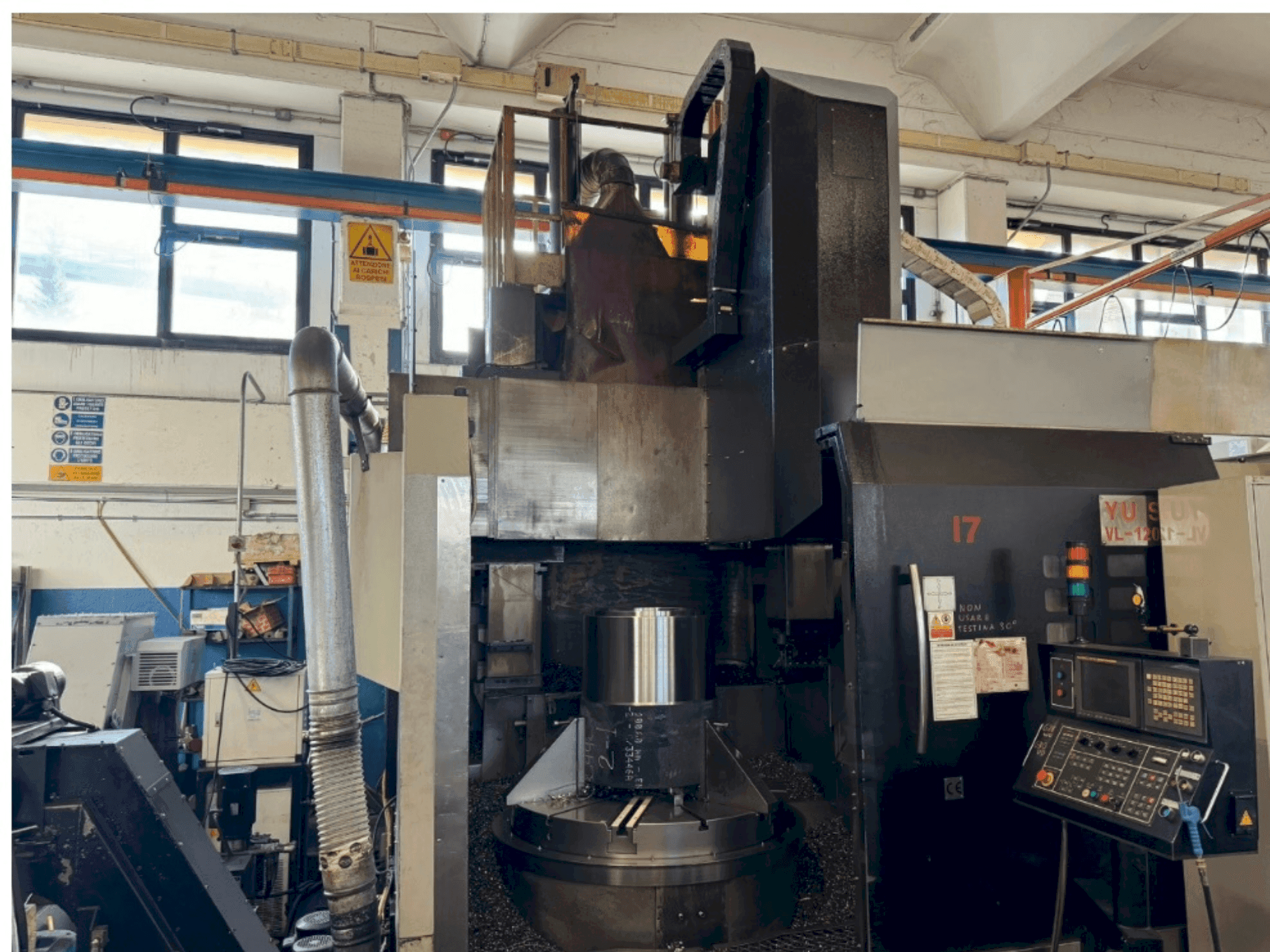 Vista frontal de la máquina YU SHINE YS-VL-1200 ATC+C