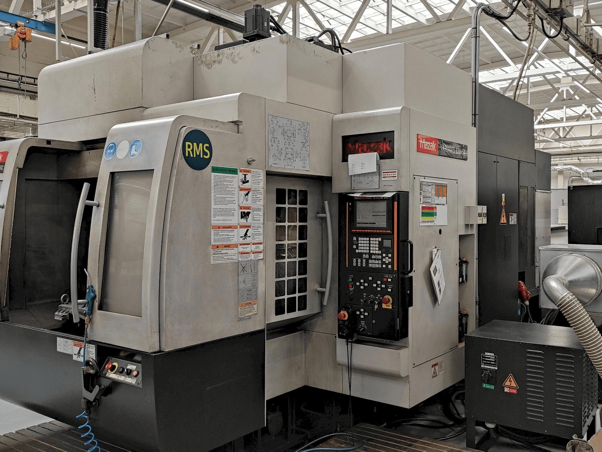 Vista frontal de la máquina Mazak Variaxis 630-5X