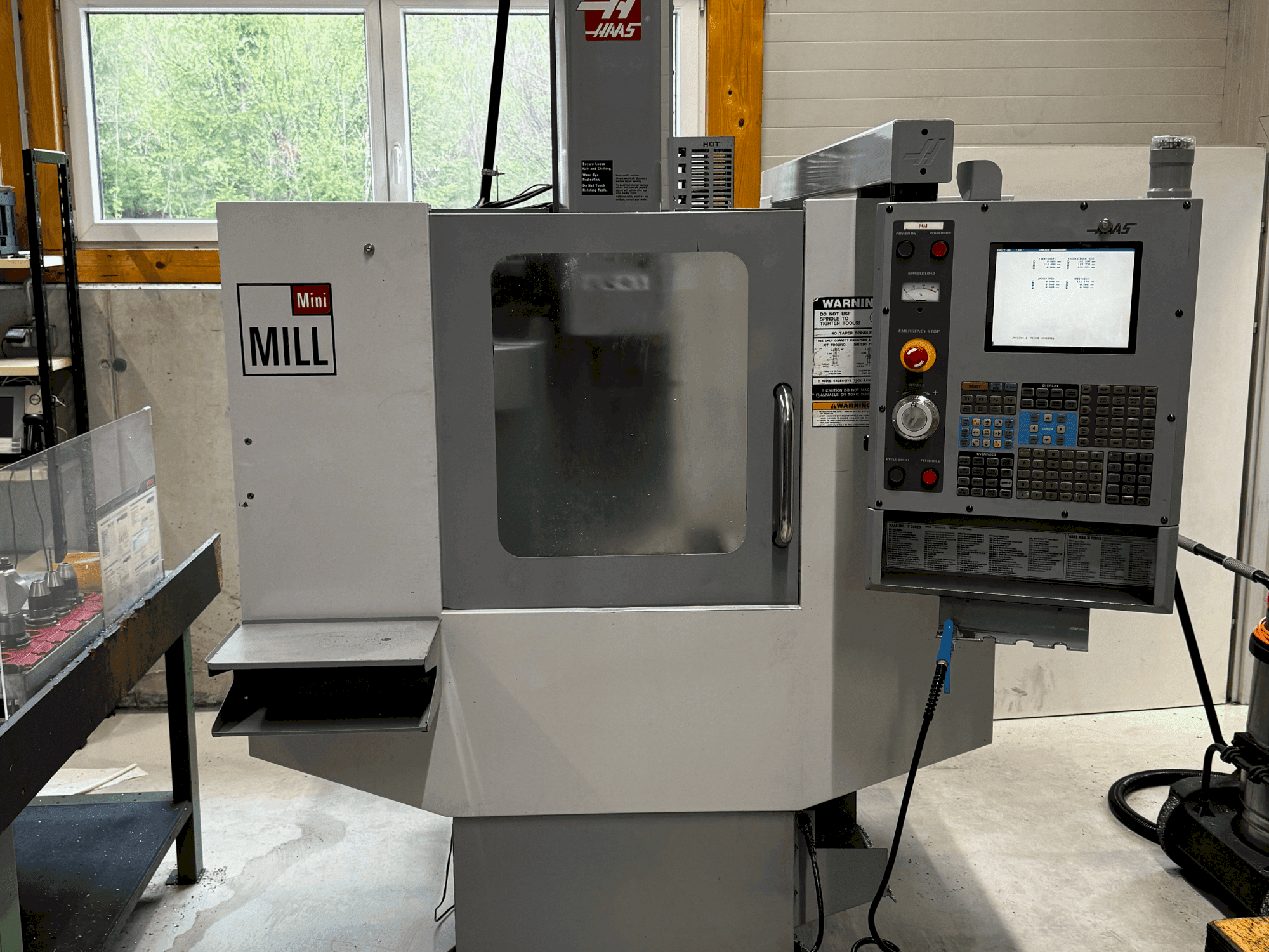 Vista frontal de la máquina HAAS Mini-Mill HE
