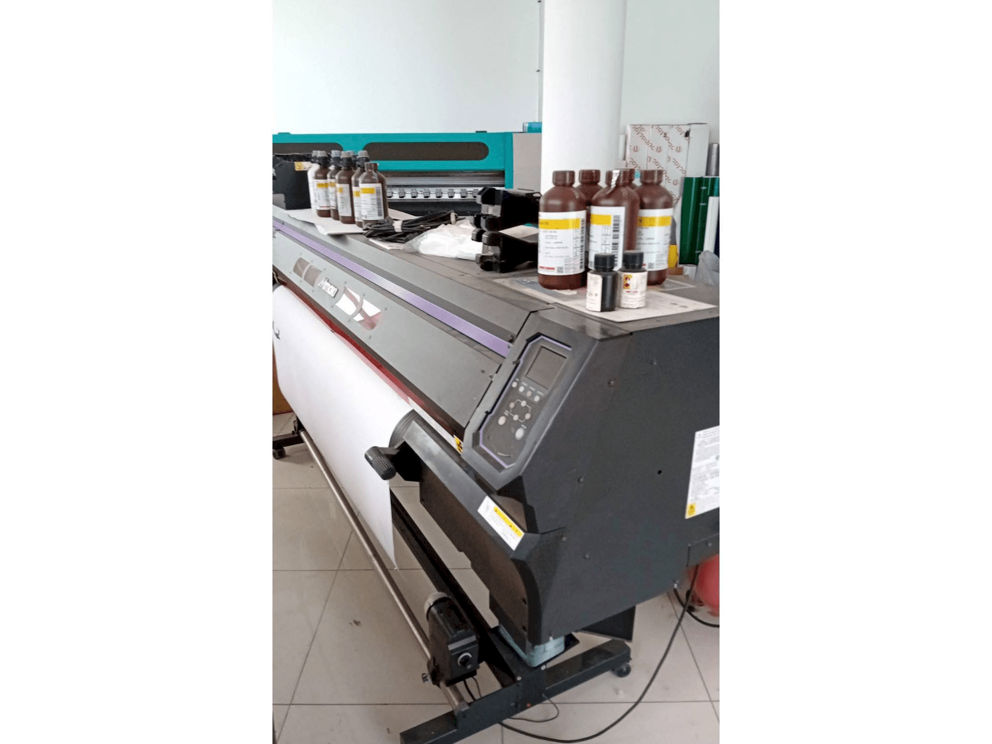 Vista frontal de la máquina MIMAKI ucjv300-160