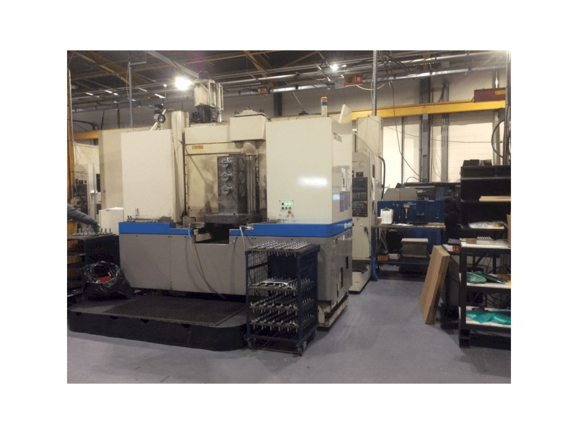 Vista frontal de la máquina Okuma MA-60HB