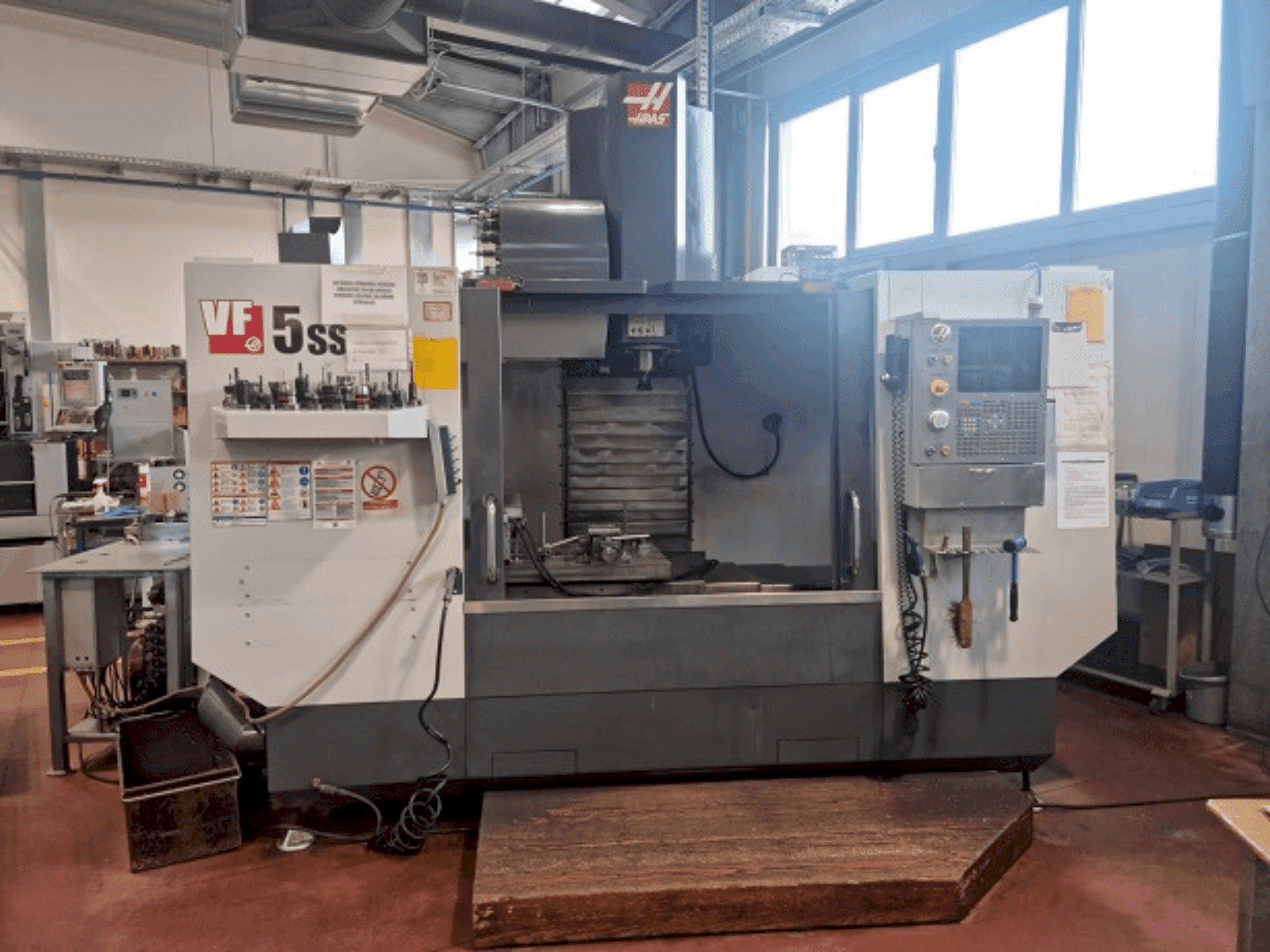 Vista frontal de la máquina HAAS VF-5SS