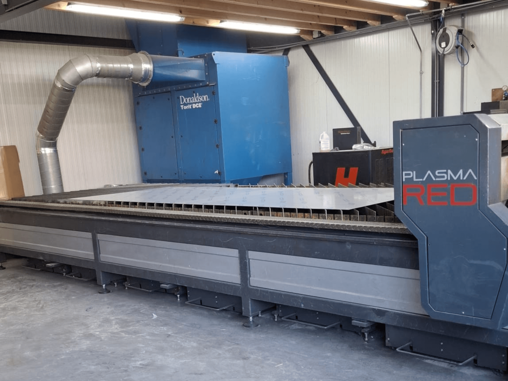 Máquina de corte por plasma SOITAAB Plasmatech-Red en vista frontal, con una amplia mesa de corte y sistema de escape.