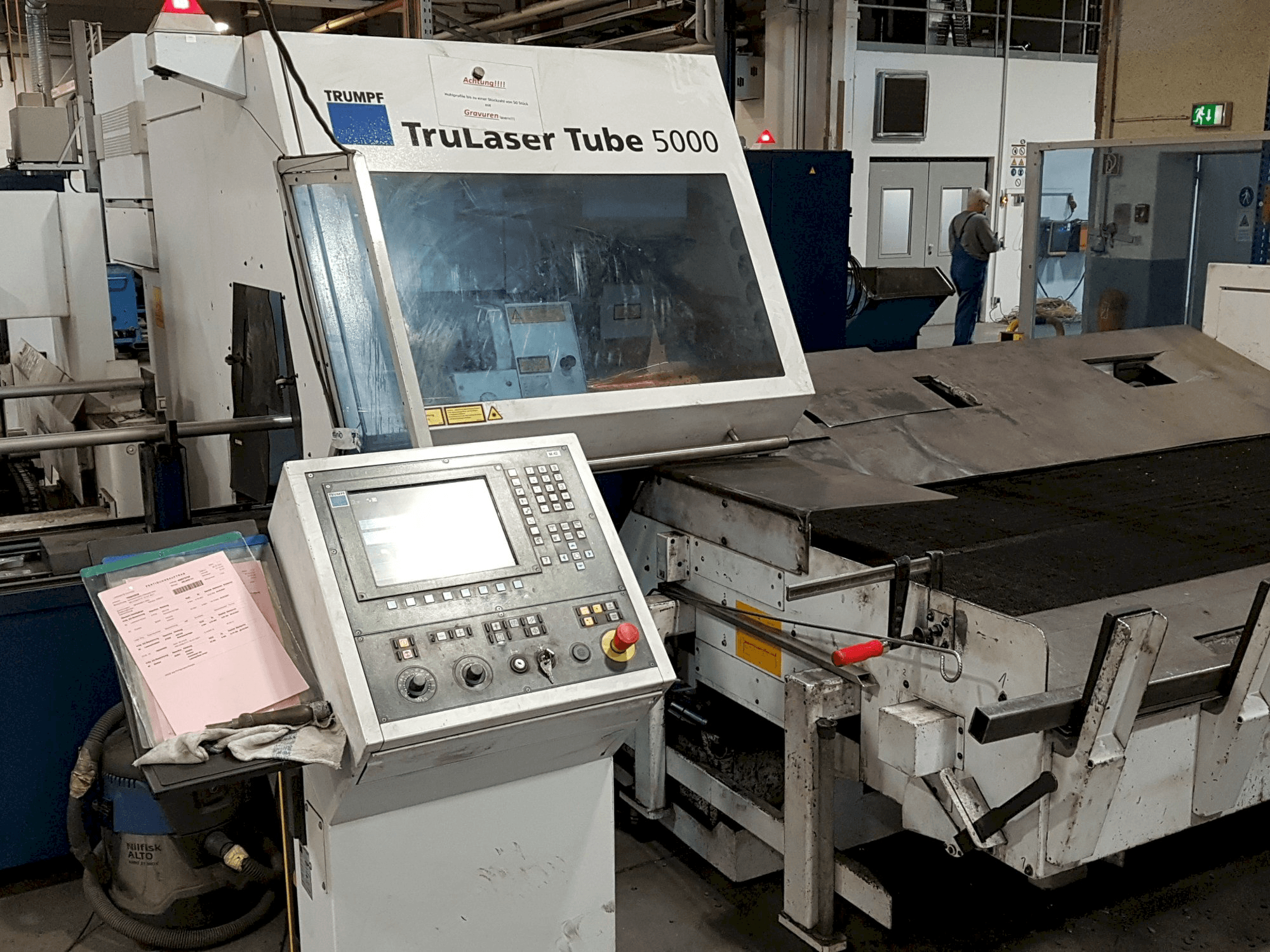 Vista frontal de la máquina Trumpf TruLaser Tube 5000