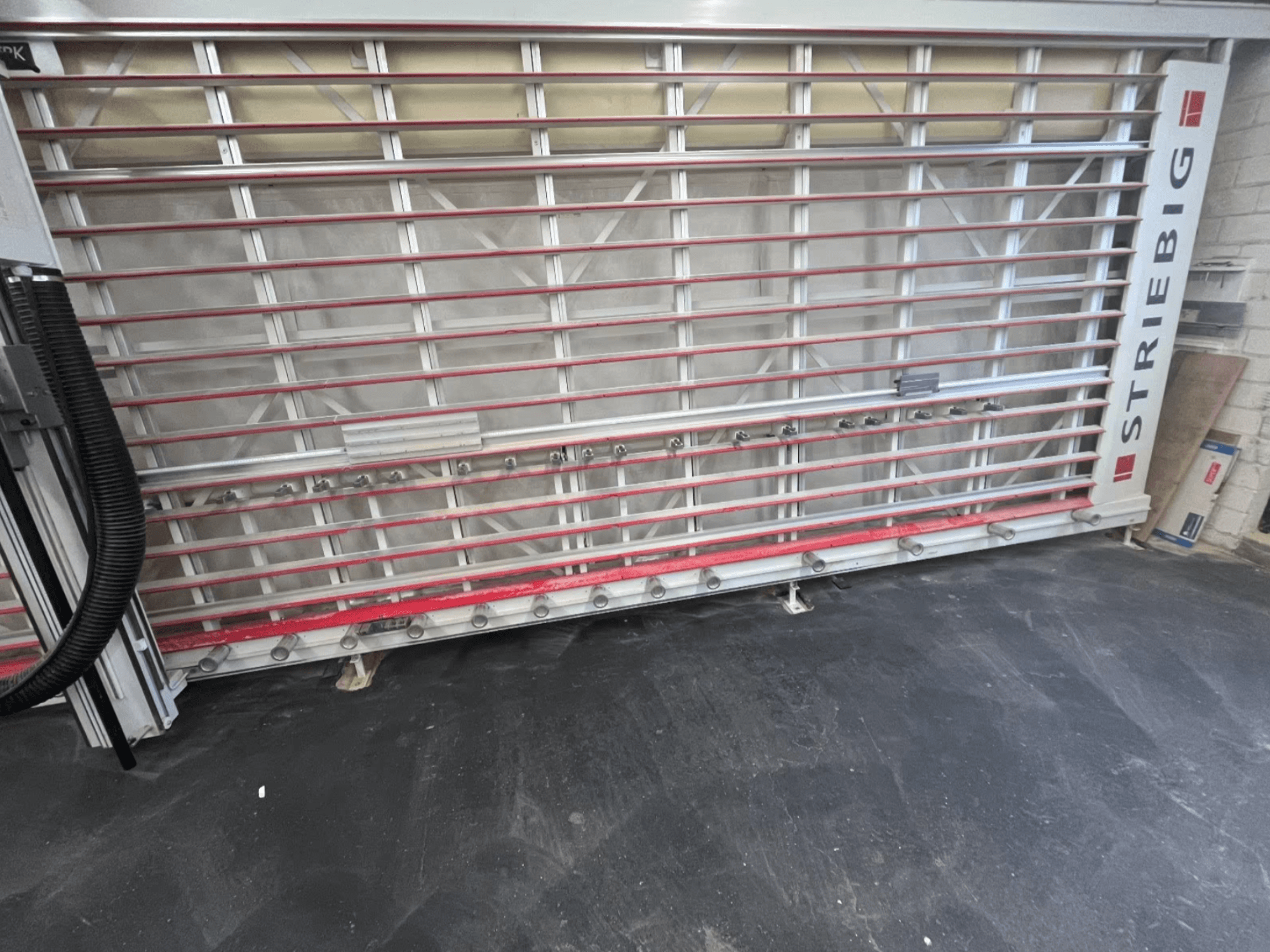 Sierra de paneles STRIEBIG Standart II TKR 6220A vista de frente; presenta un bastidor metálico con carriles rojos y componentes de corte.