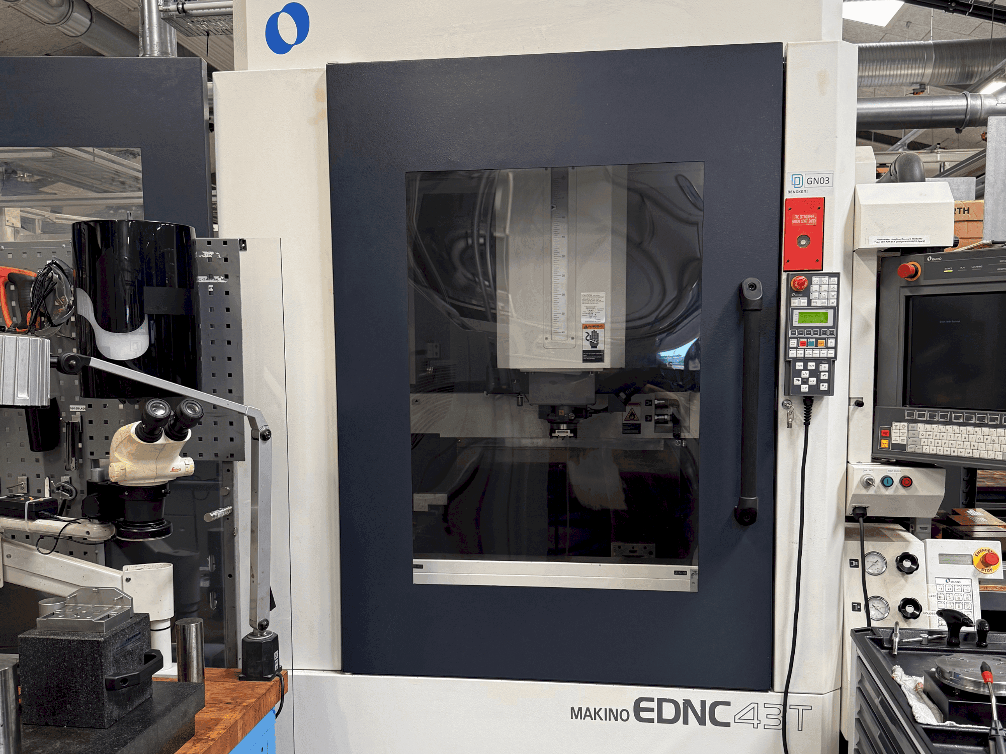 Vista frontal de la máquina Makino EDNC 43T incl. Erowa Robot 120 pcs