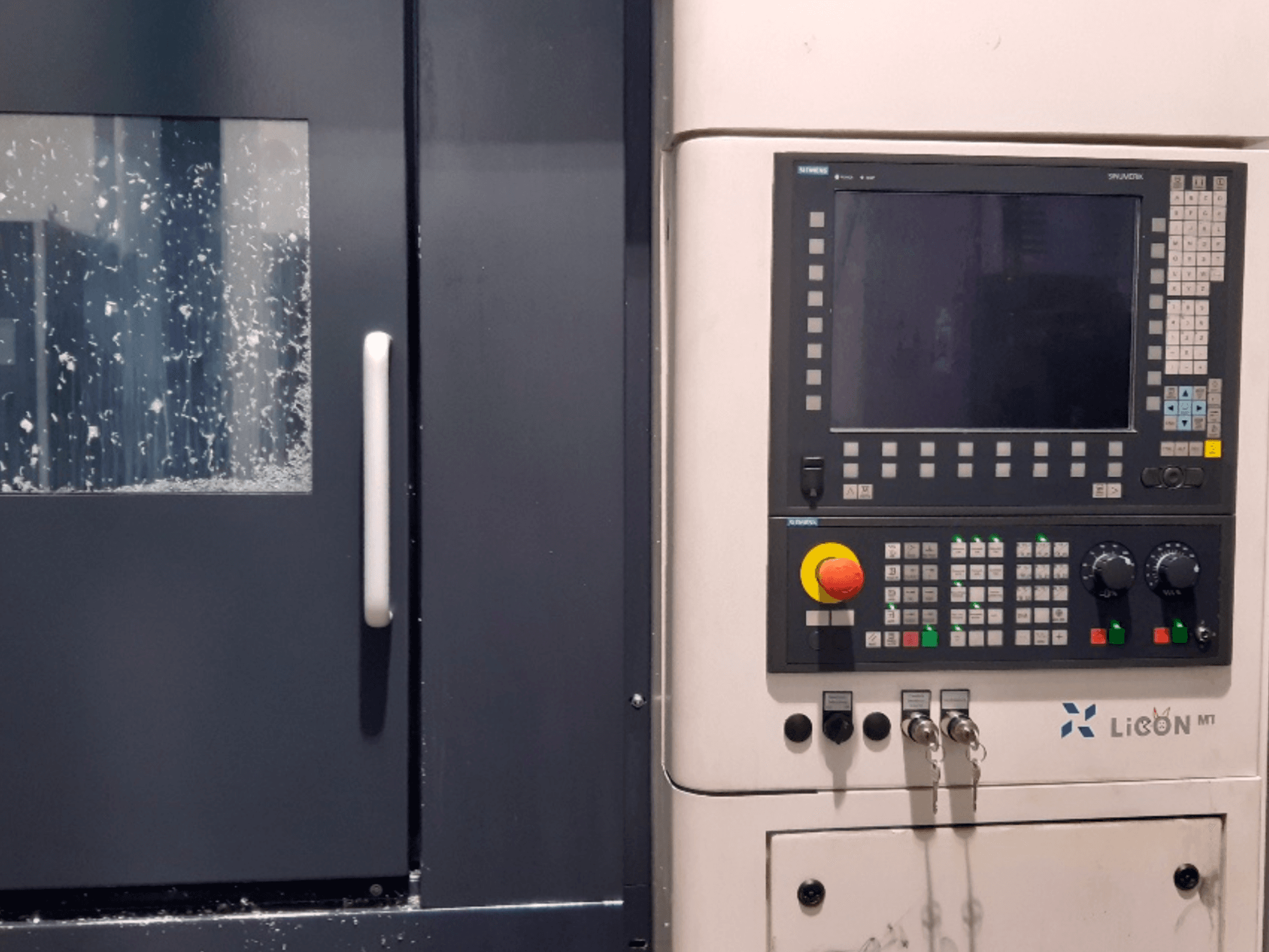 Panel de control del torno horizontal LICON LiFLEX II 766 i3 DT B22; vista frontal en la que se aprecian la pantalla y los mandos.