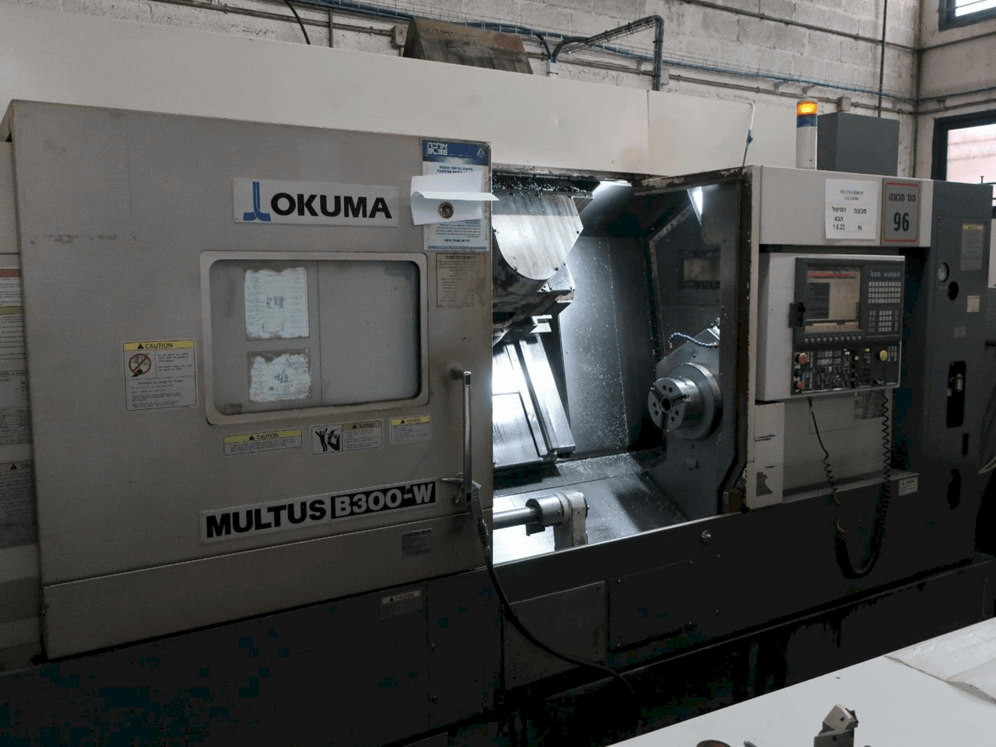 Vista frontal de la máquina Okuma MULTUS B300-W