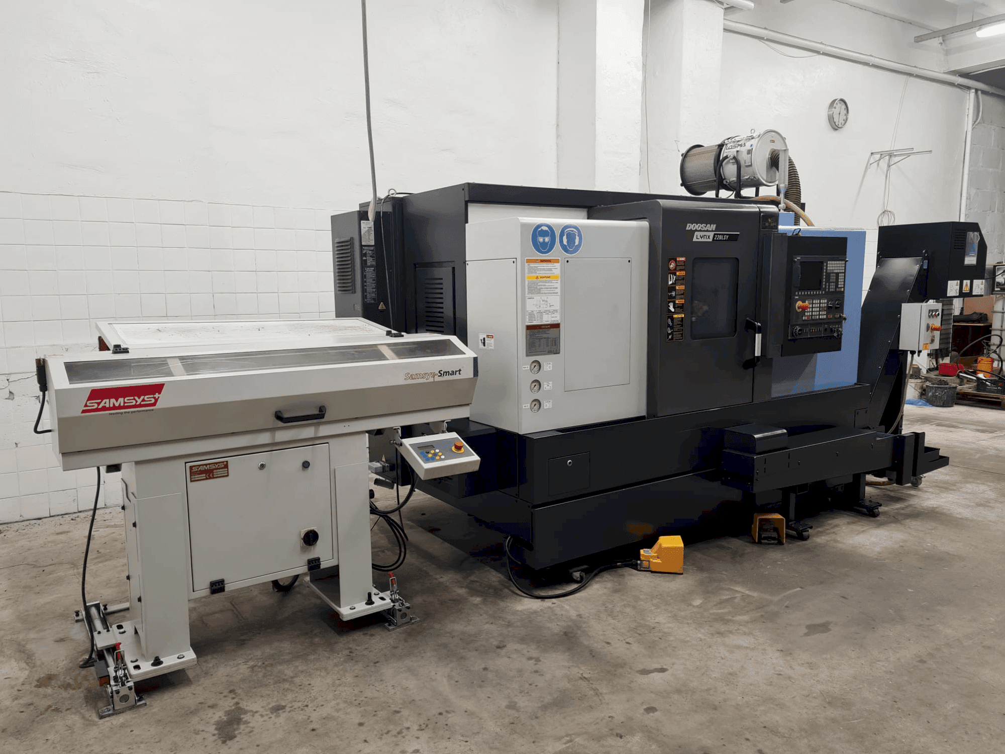 Vista frontal de la máquina DOOSAN LYNX 220 LSYC