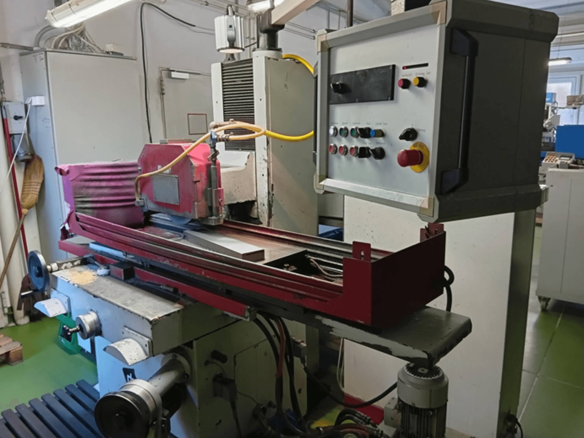 Rectificadora de superficies DEGEN FS-S3060, vista frontal que muestra la muela abrasiva, el panel de control y la configuración de la mesa de trabajo.