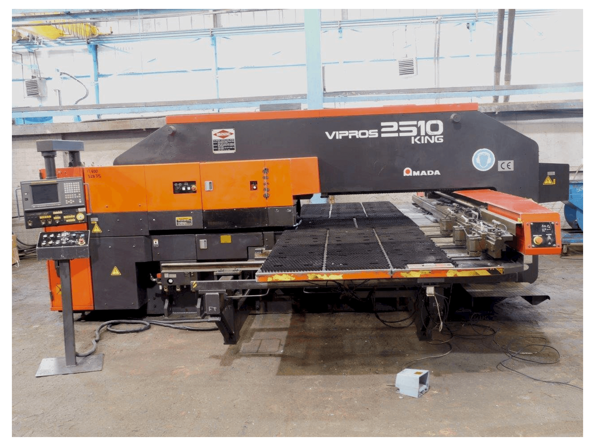 Vista frontal de la máquina AMADA Vipros S2510