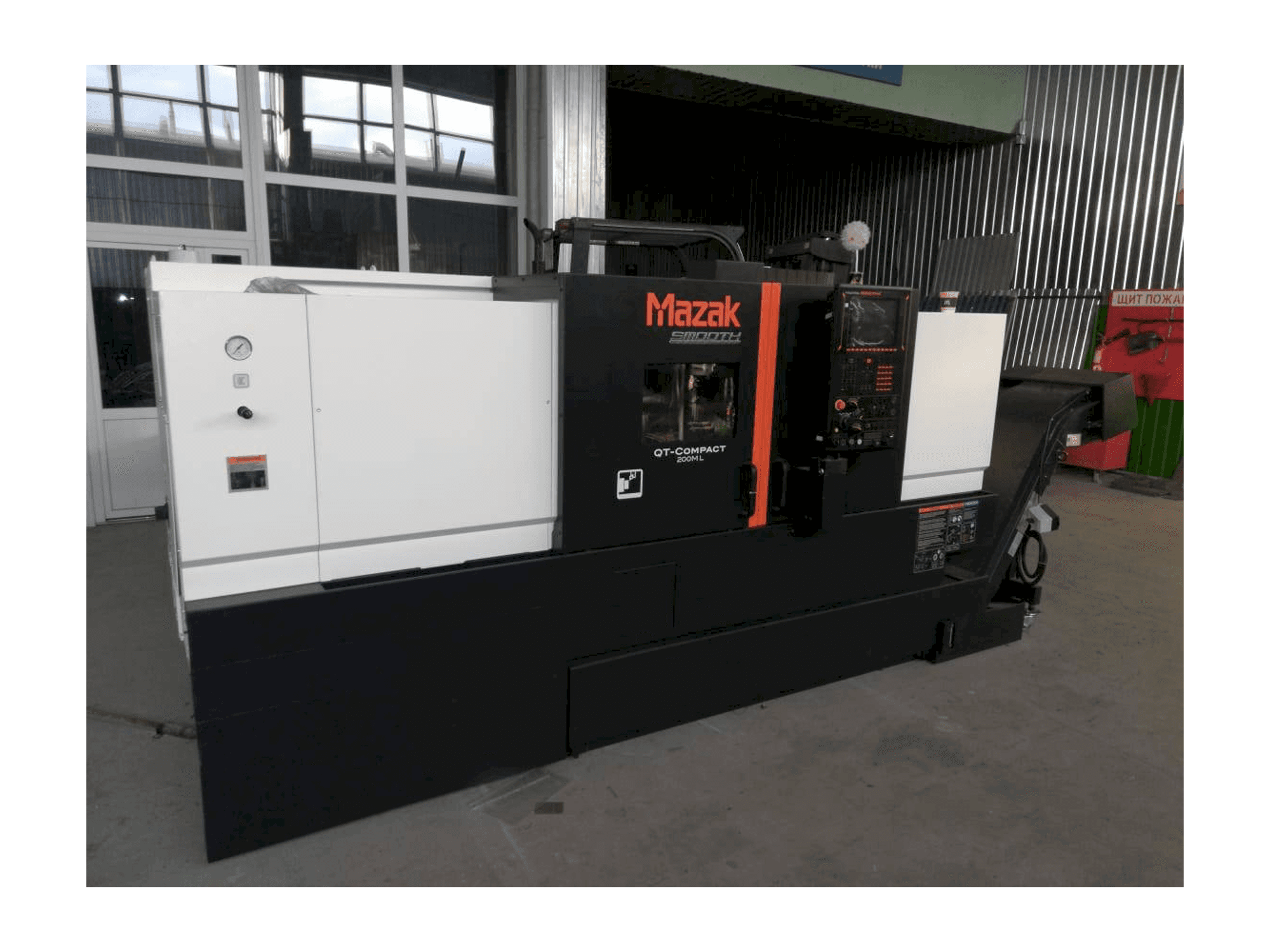 Vista frontal de la máquina Mazak QT- COMPACT 200ML