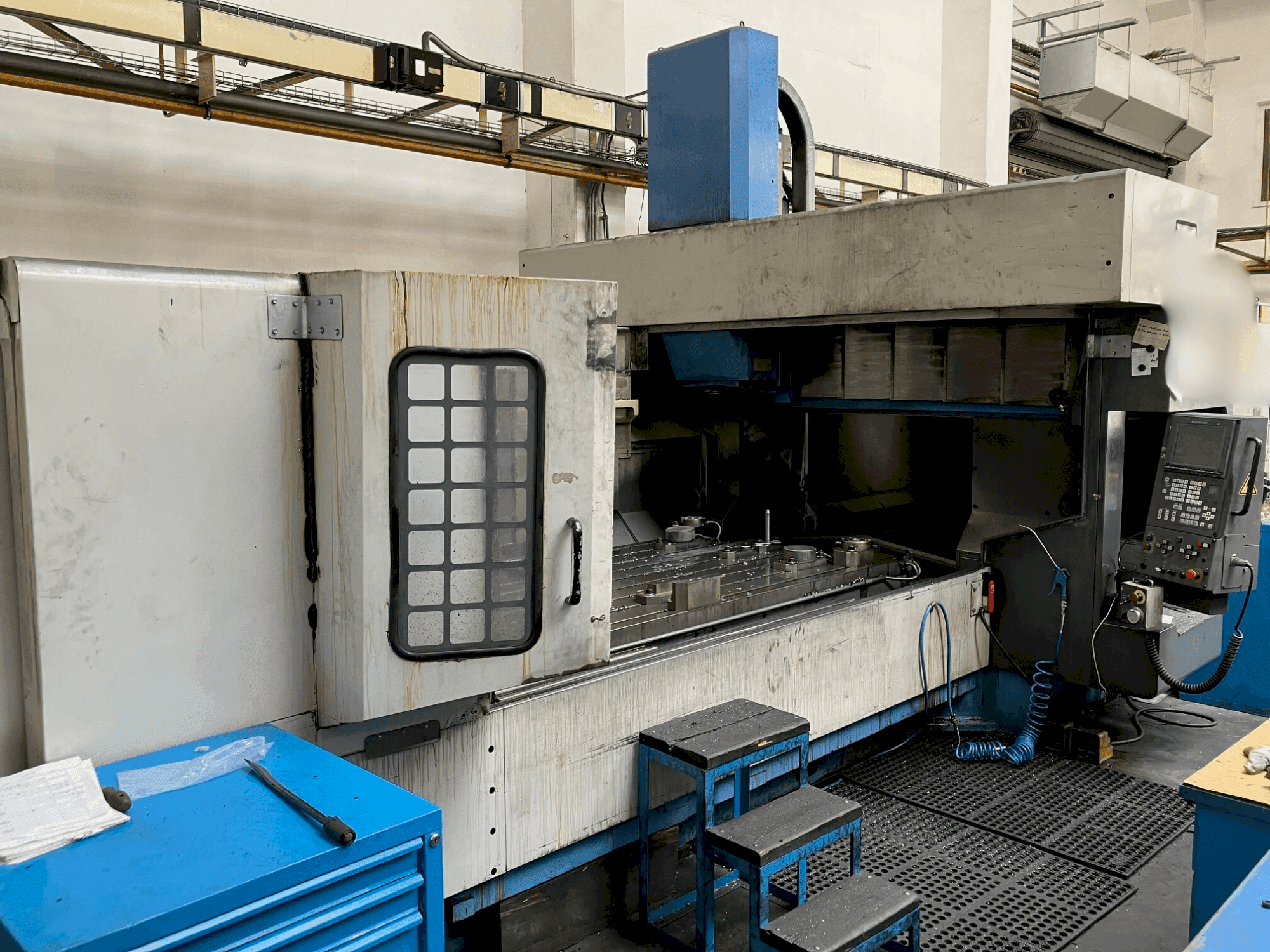 Vista frontal de la máquina Mazak FJV 60/120