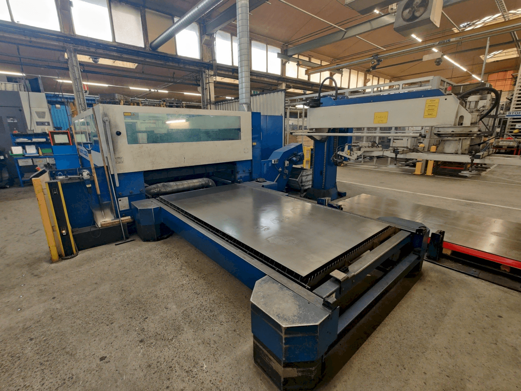 Vista frontal de la máquina Trumpf Trumatic L3050