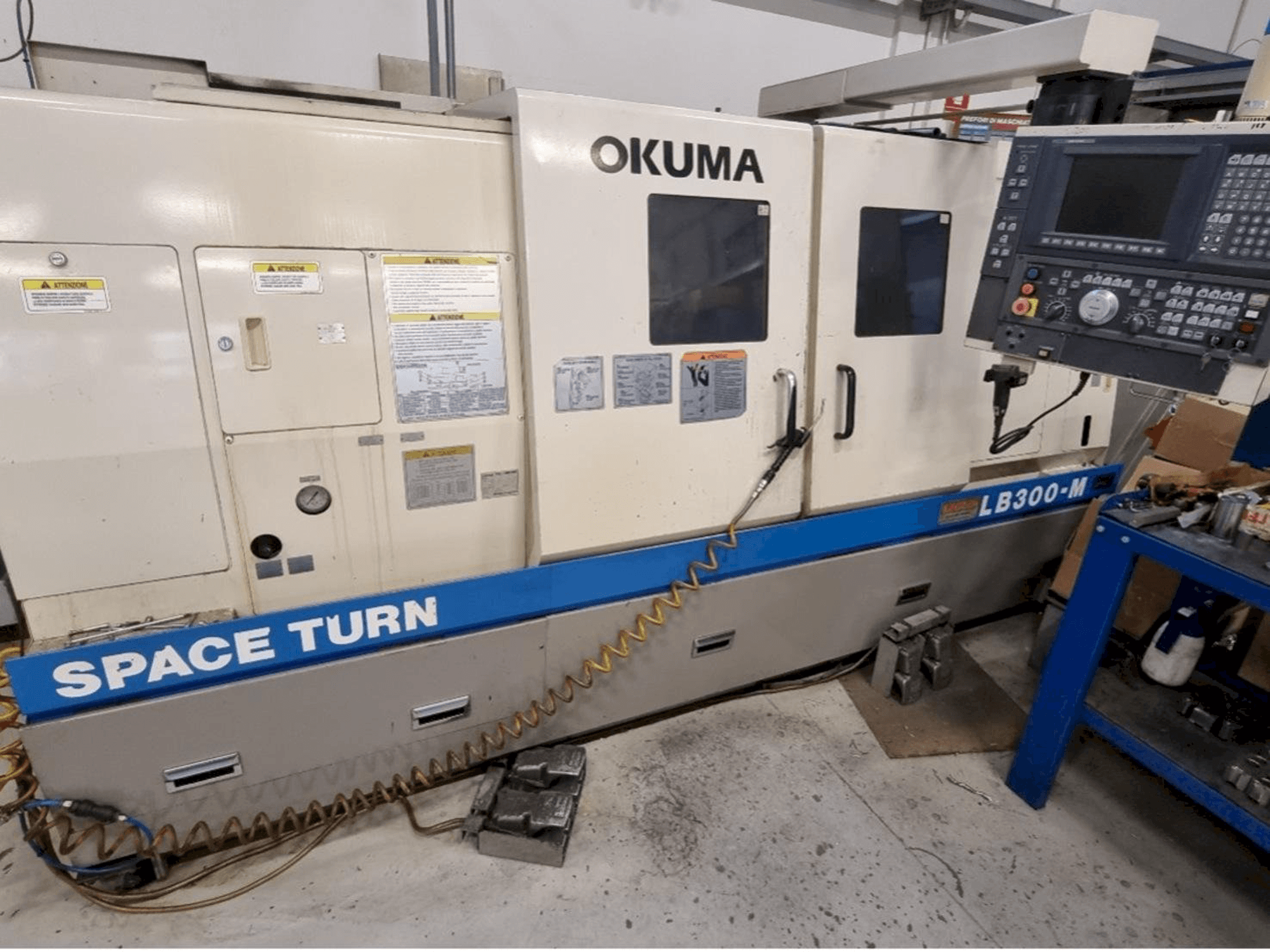 Vista frontal de la máquina Okuma LB 300M