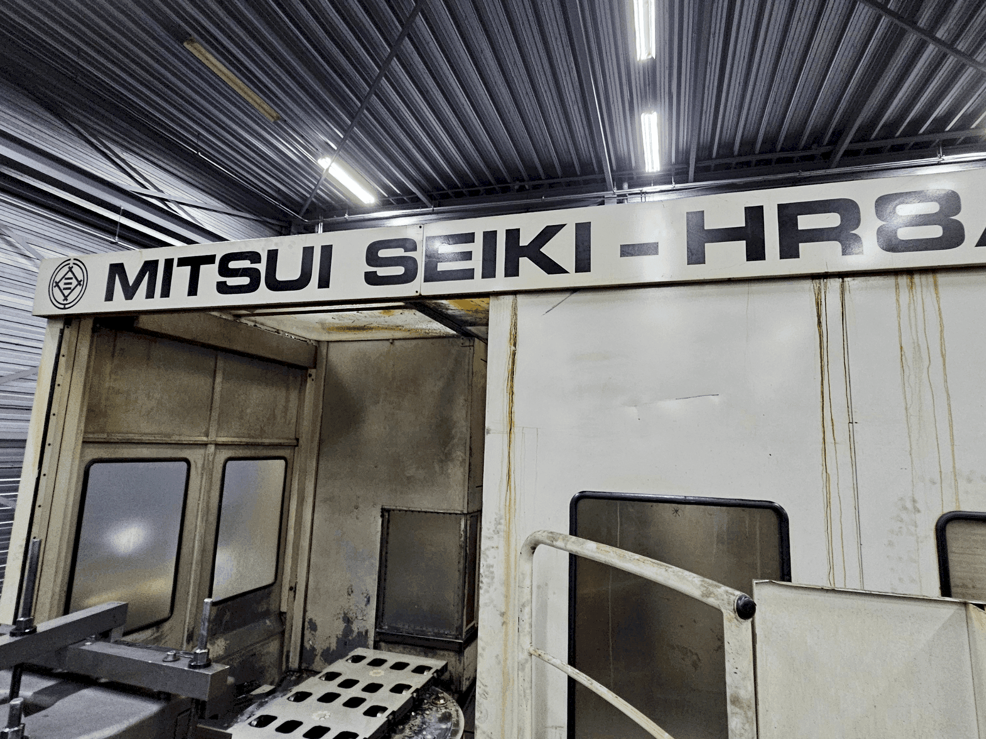 Vista frontal de la máquina Mitsui Seiki HR8A
