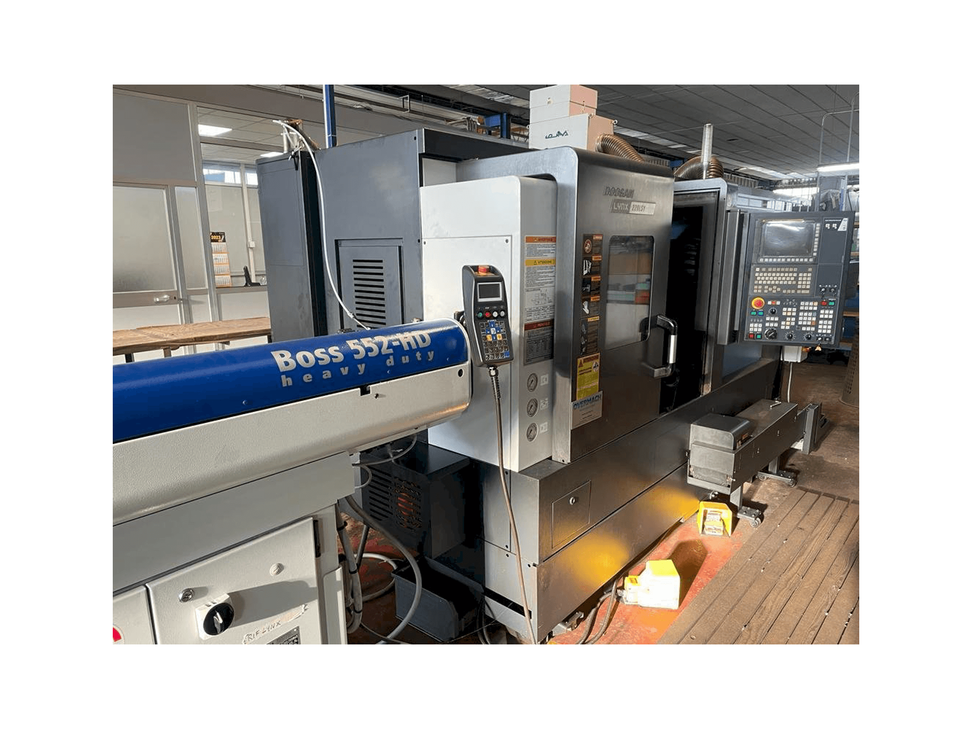 Vista frontal de la máquina Doosan LYNX 220LSY