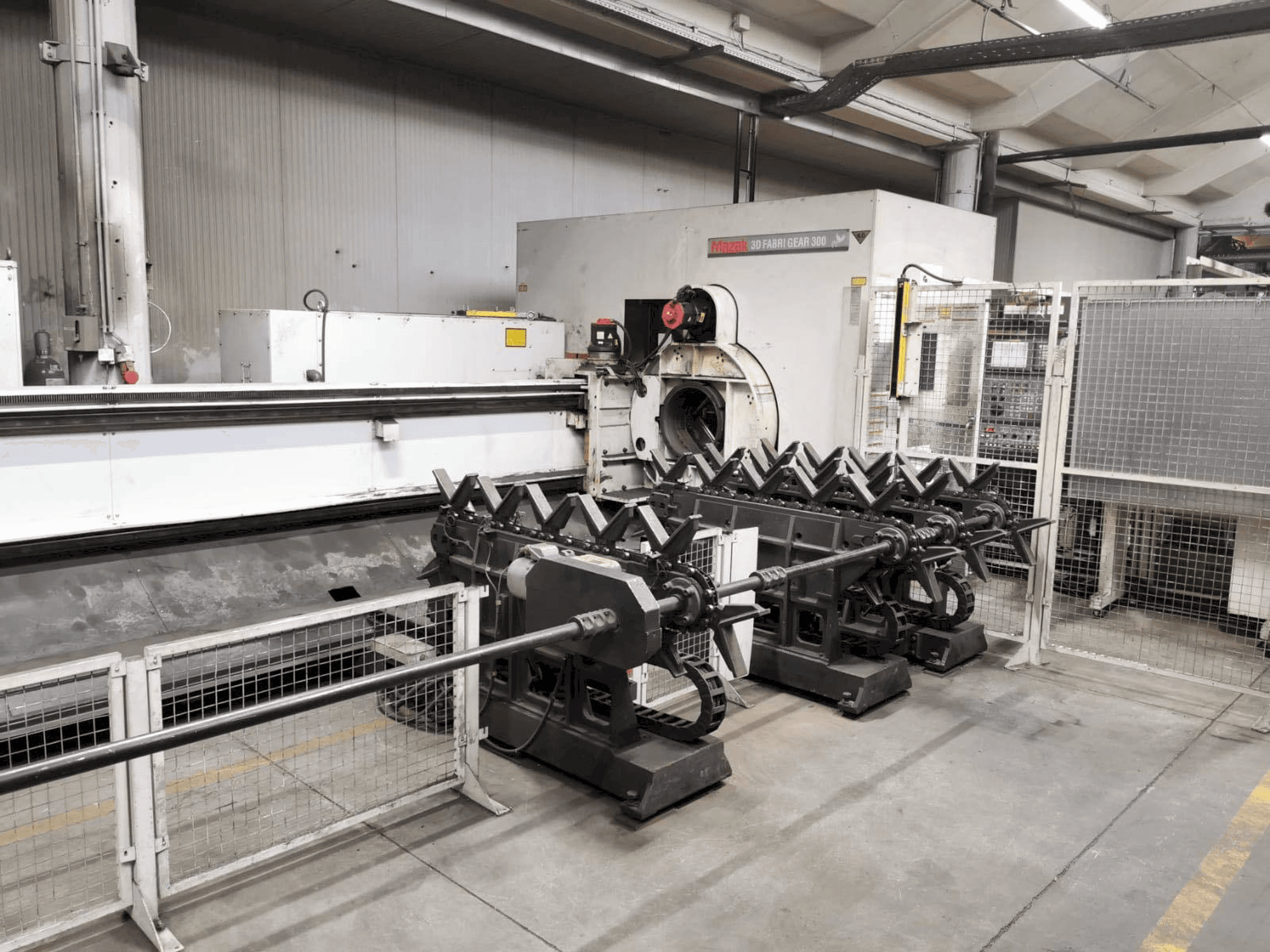 Vista frontal de la máquina Mazak 3D Fabri Gear 300V