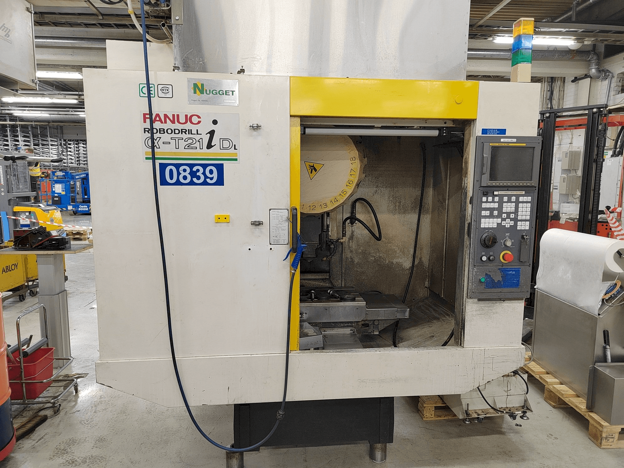 Vista frontal de la máquina FANUC Robodrill Alpha-T21iDL