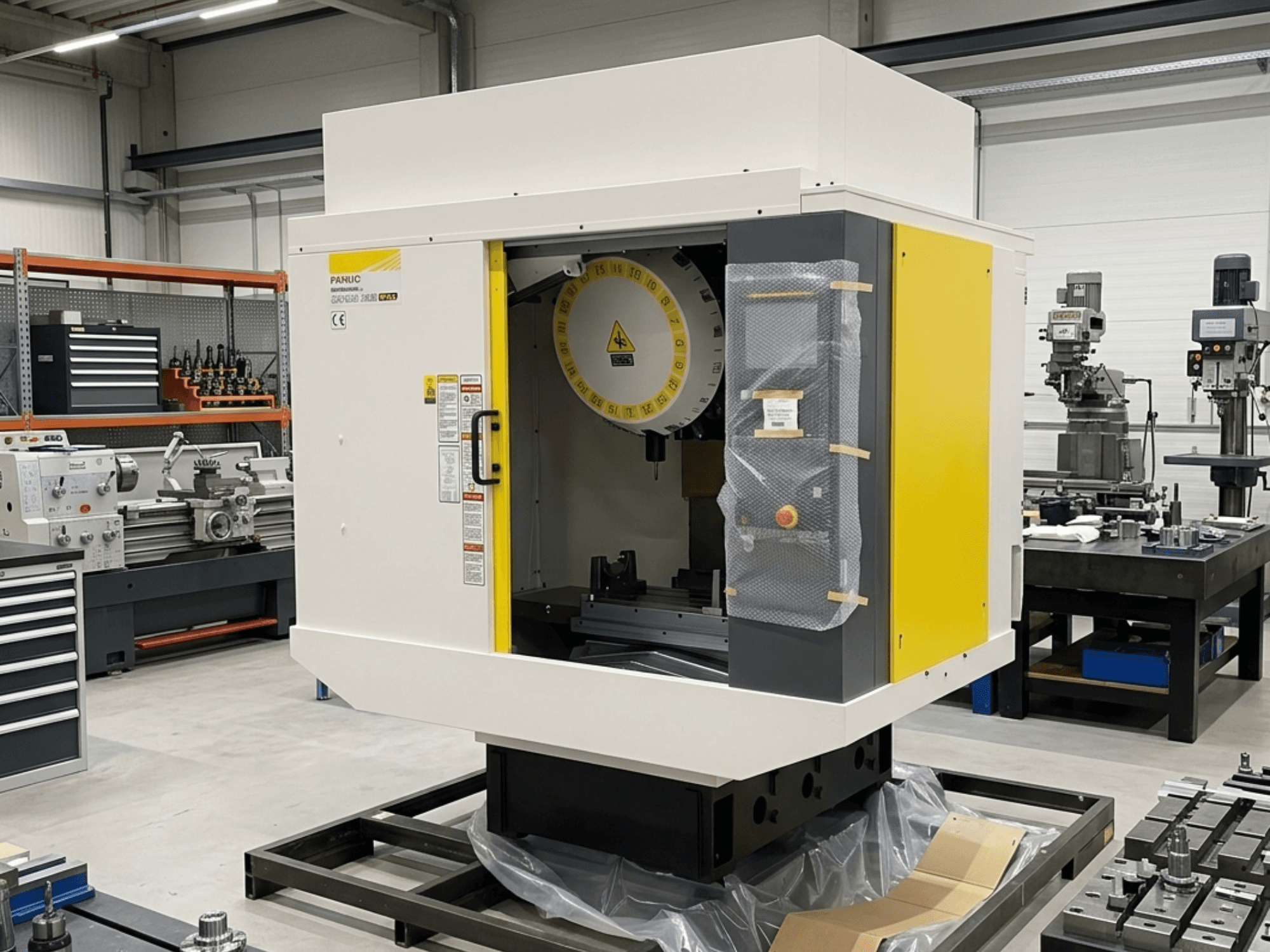 Centro de mecanizado vertical FANUC Robodrill Alpha D21LIB5 Plus en vista lateral, mostrando el panel de control y el área de trabajo.