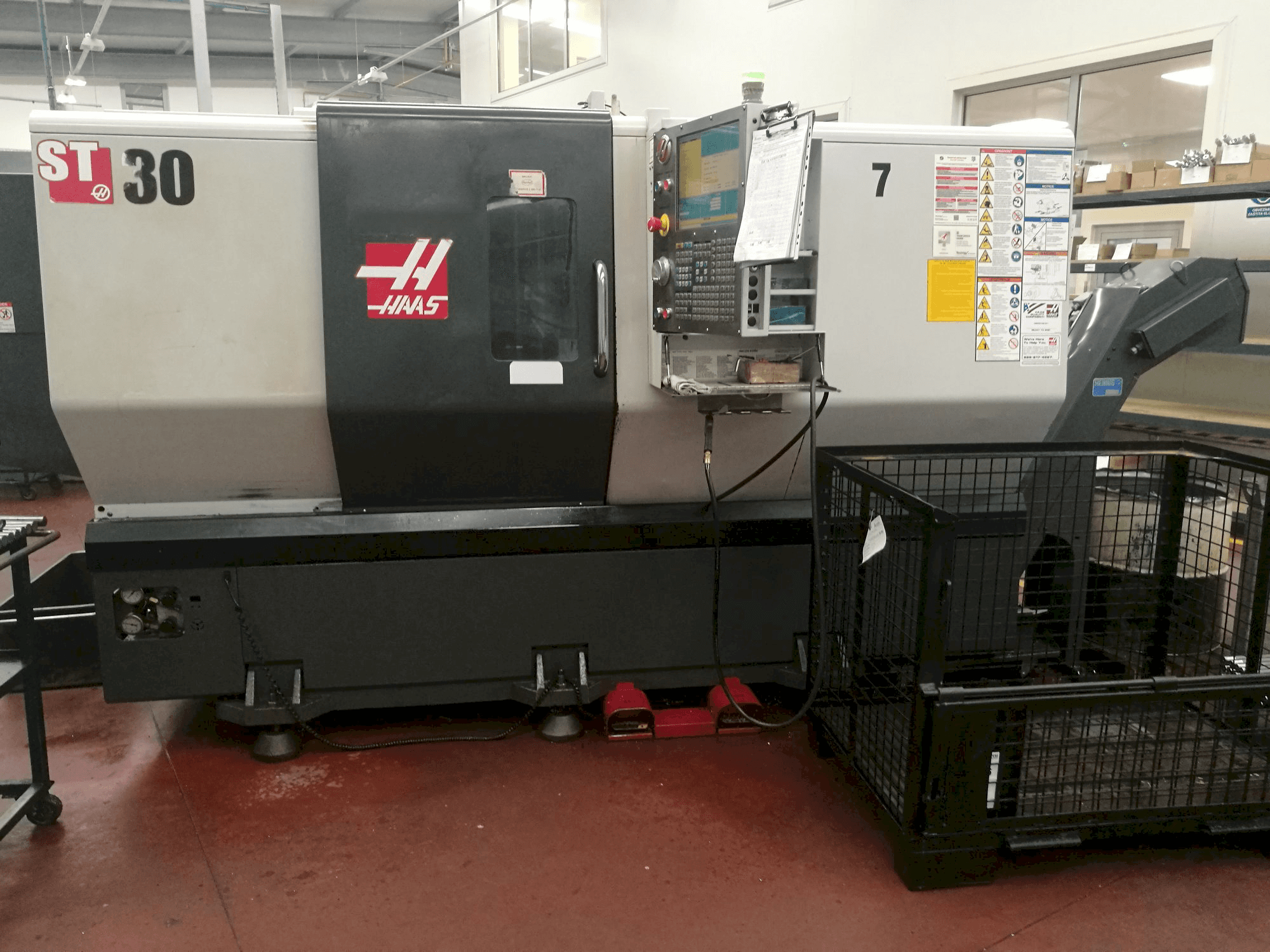 Vista frontal de la máquina HAAS ST-30