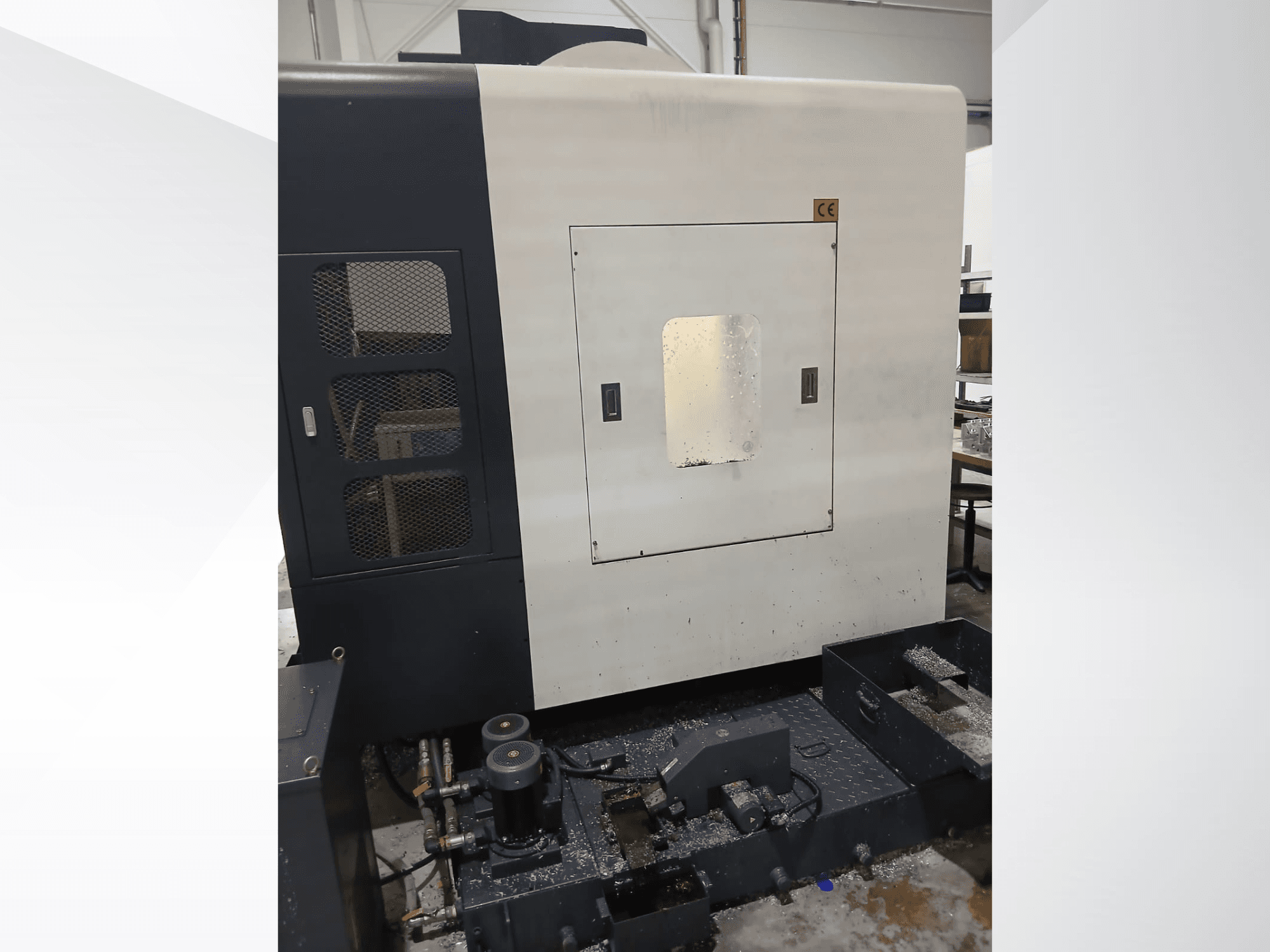 Centro de mecanizado vertical POSmill C 800 Kompakt, vista frontal en la que se aprecian el panel de control, el sistema de refrigeración y las virutas de metal.