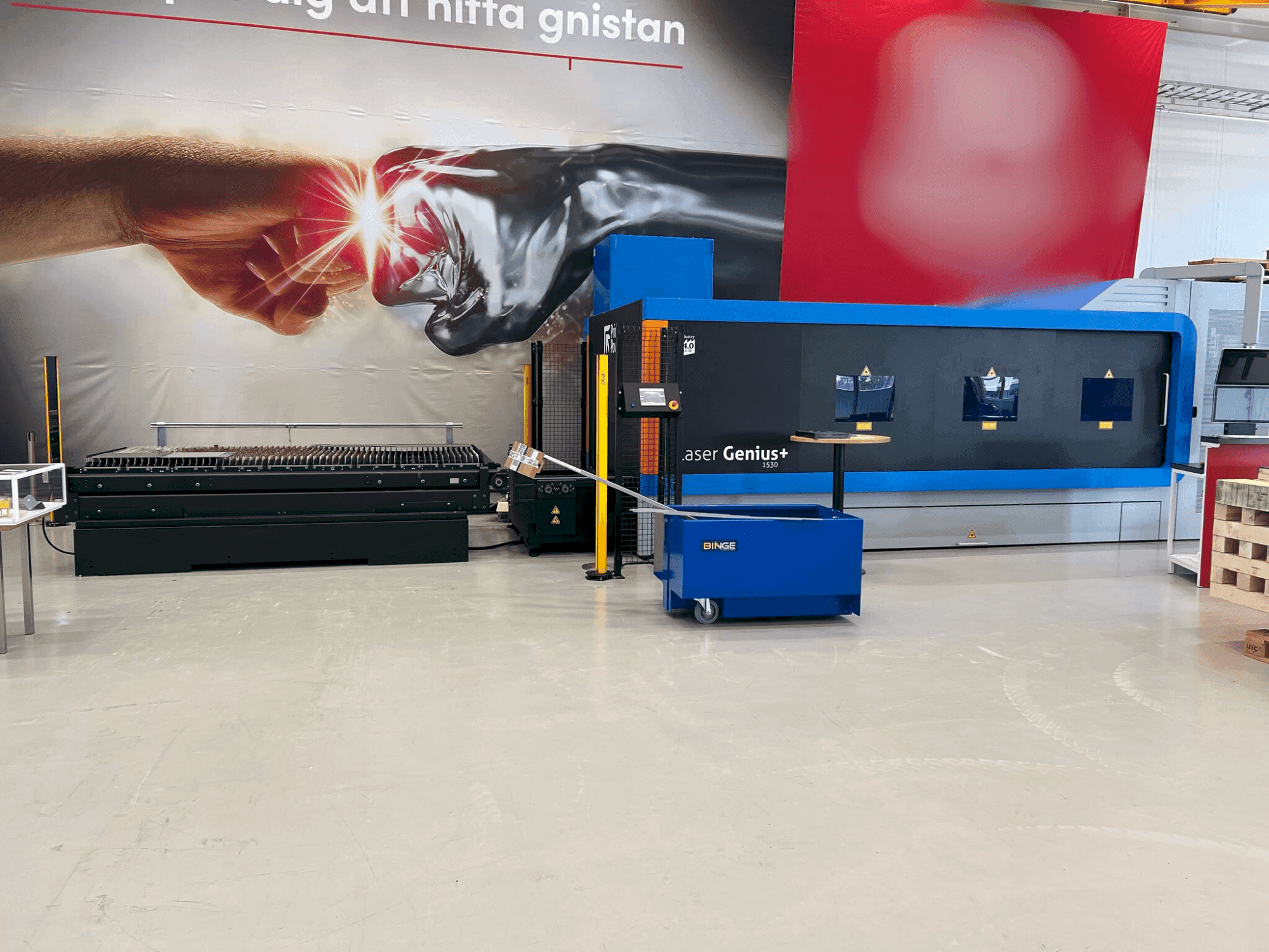 Vista frontal de la máquina Prima Power Laser Genius + 1530