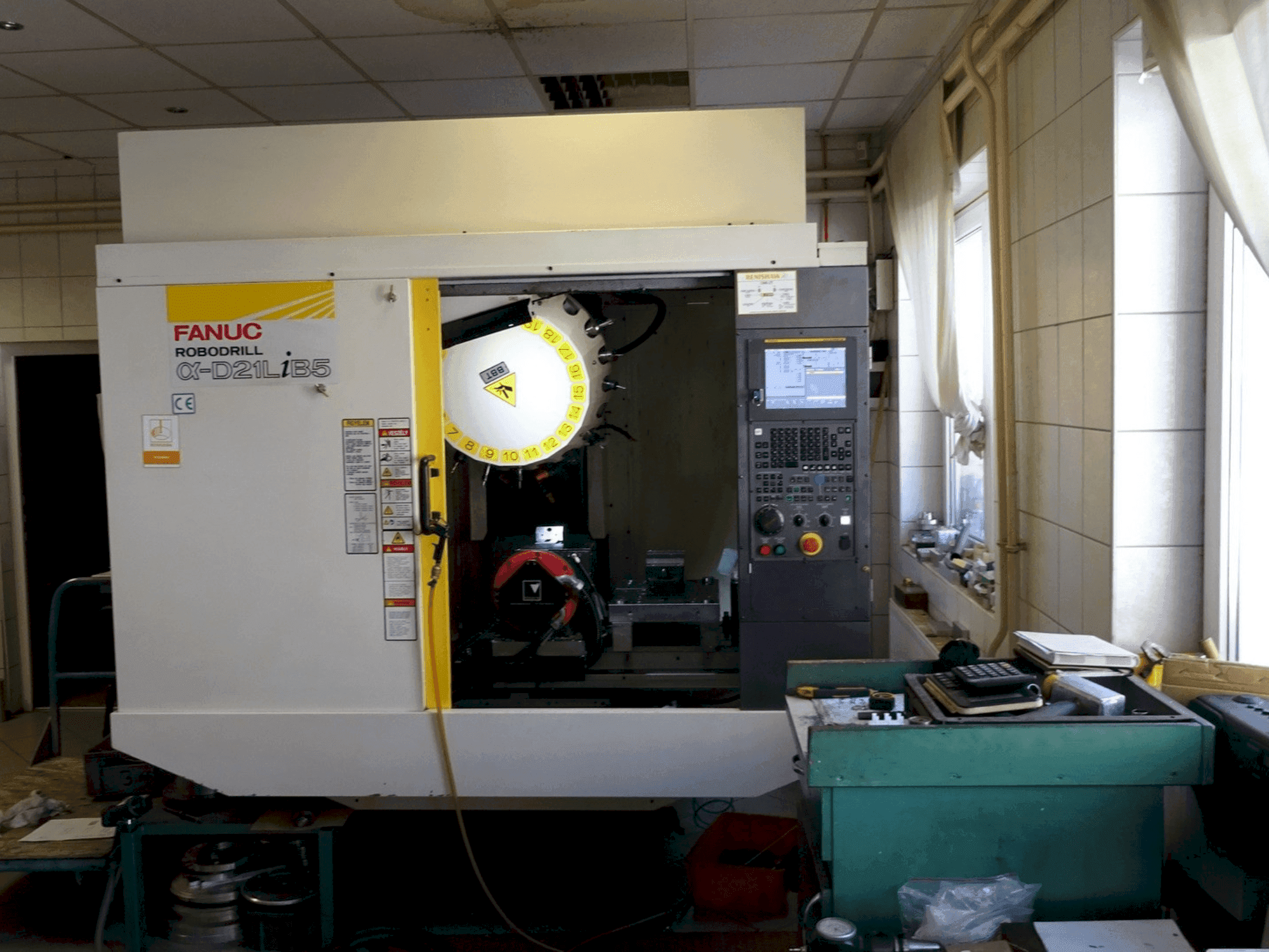 Vista frontal de la máquina FANUC Alfa D21LiB5