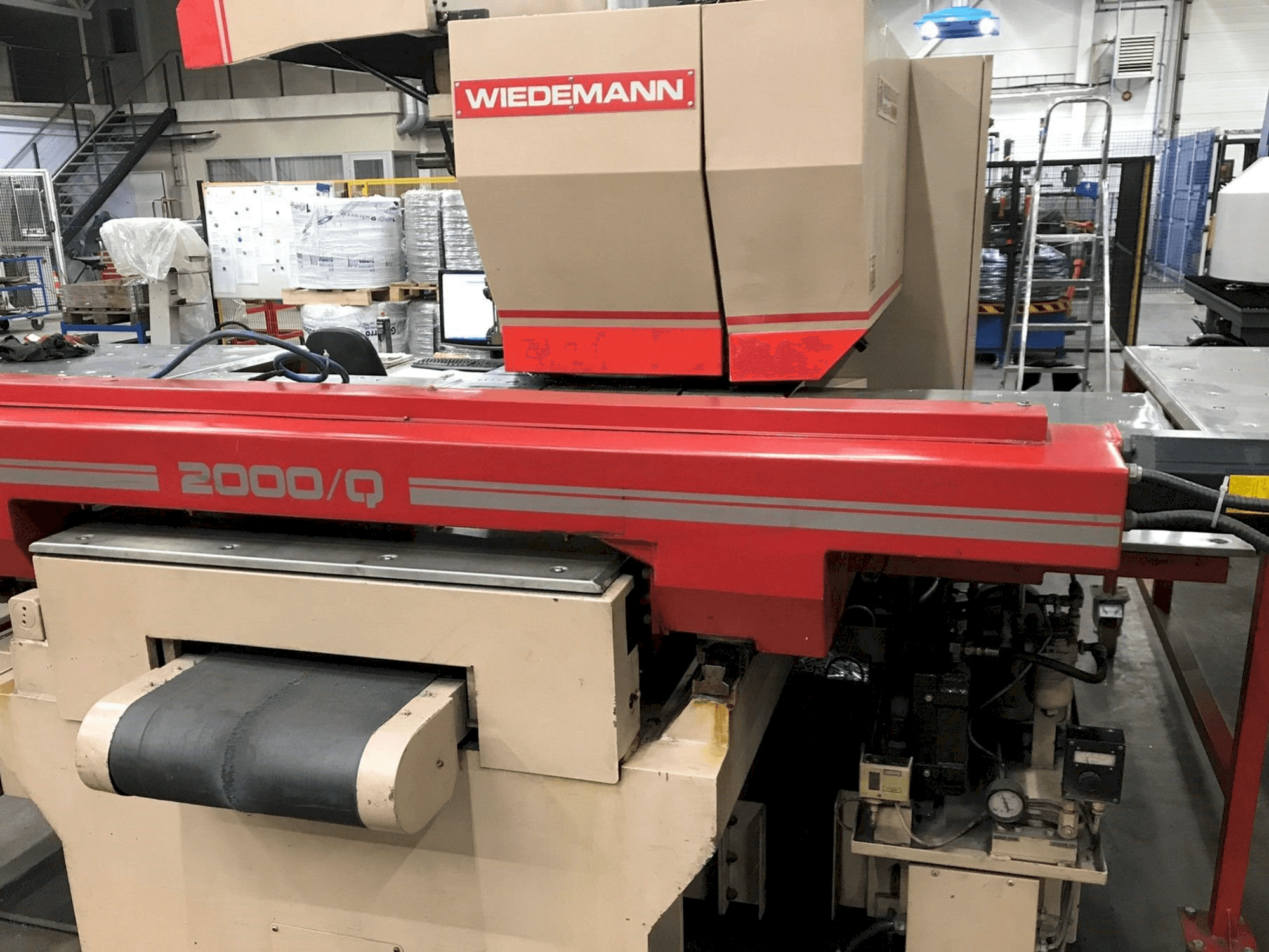 Vista frontal de la máquina MURATA Wiedemann 2000/Q