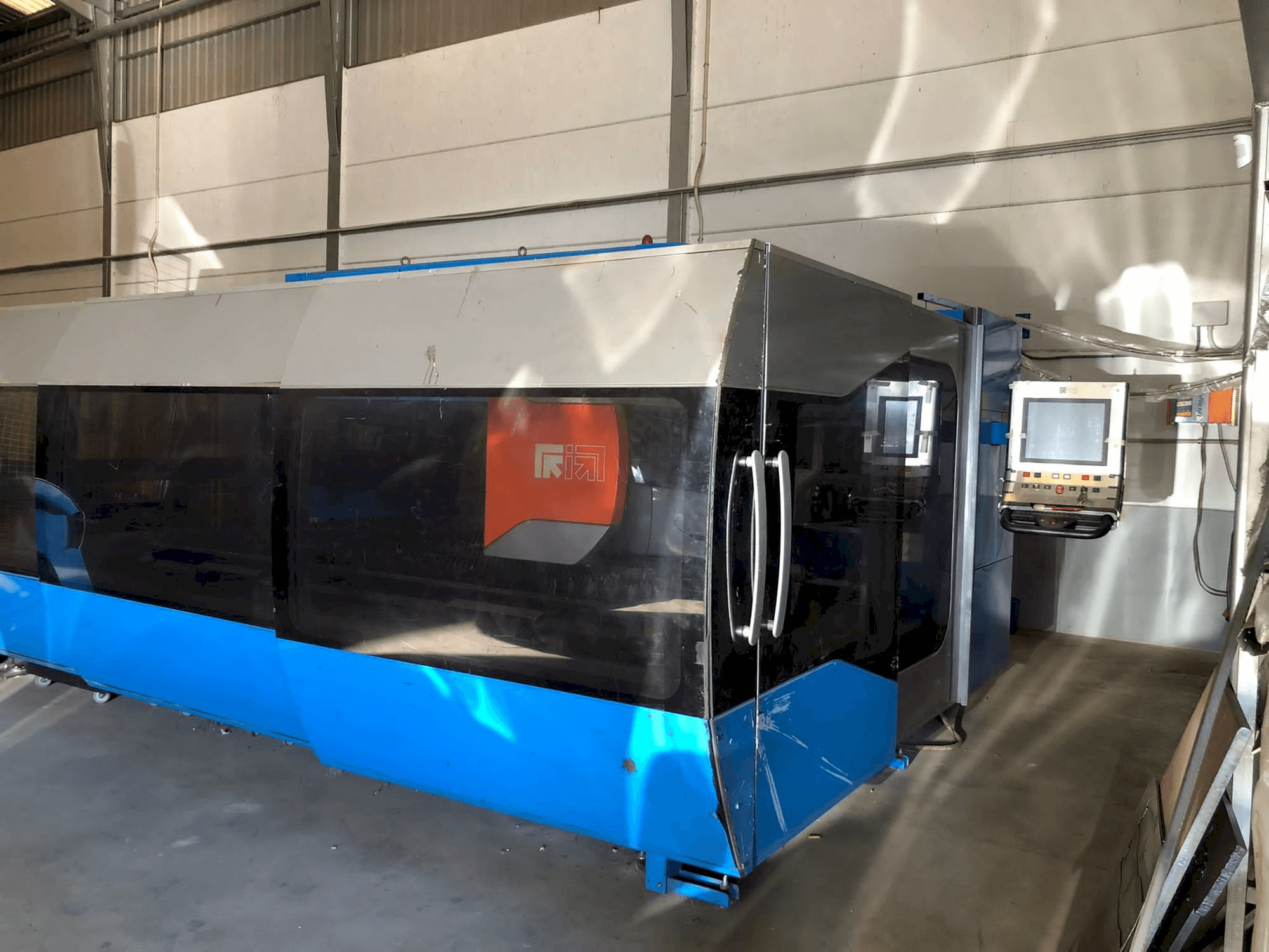 Vista frontal de la máquina Prima Power Zaphiro