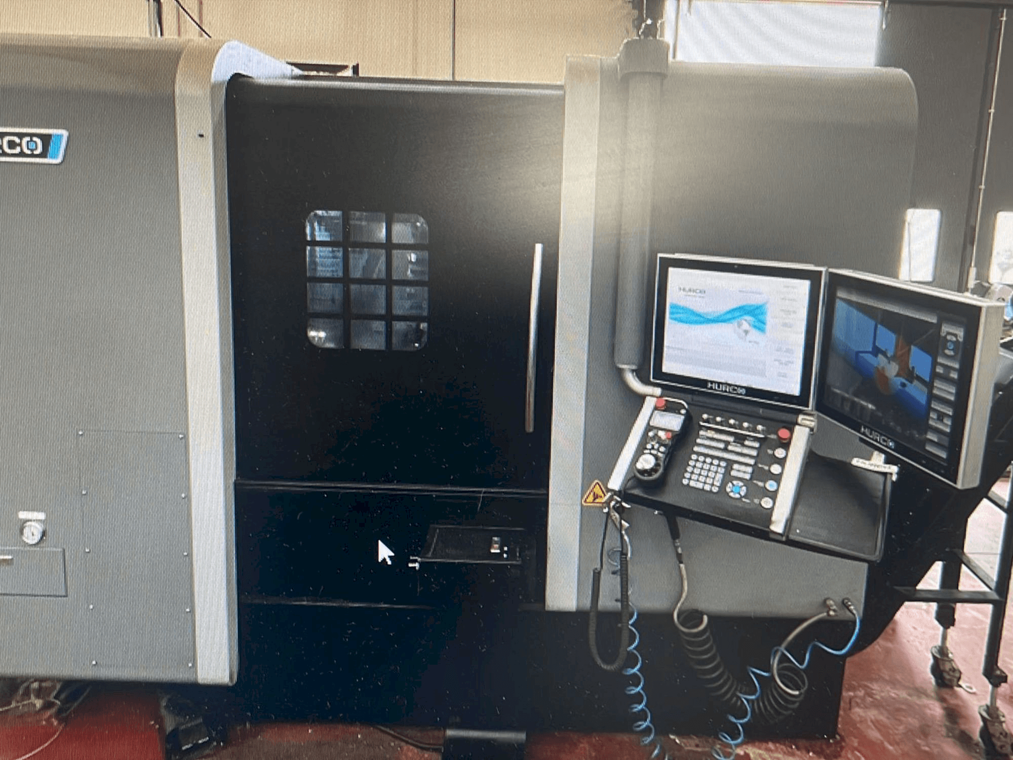 Vista frontal de la máquina Hurco TMX8MYSi