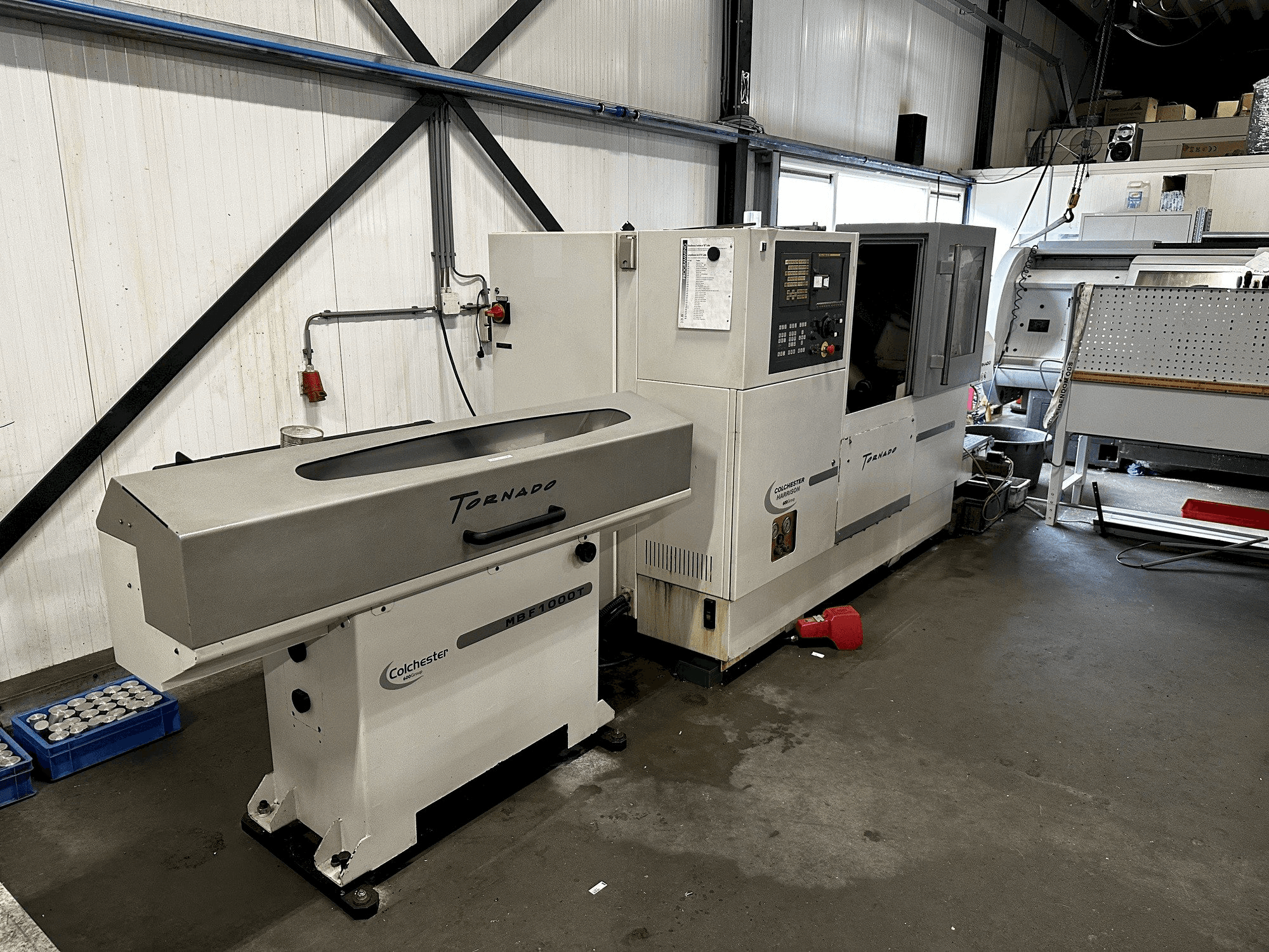 Vista frontal de la máquina Colchester Tornado T2