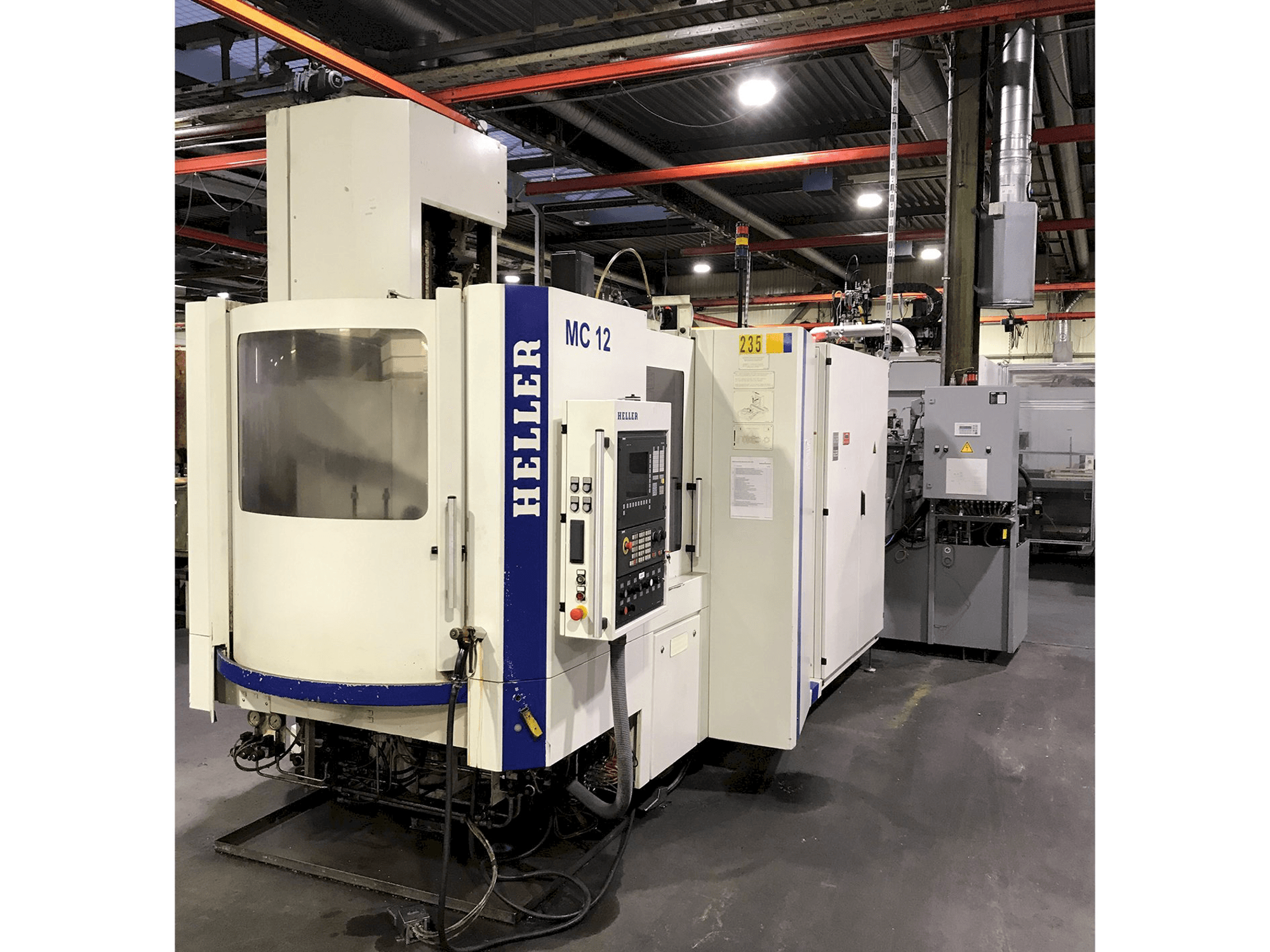 Vista frontal de la máquina HELLER MC 12